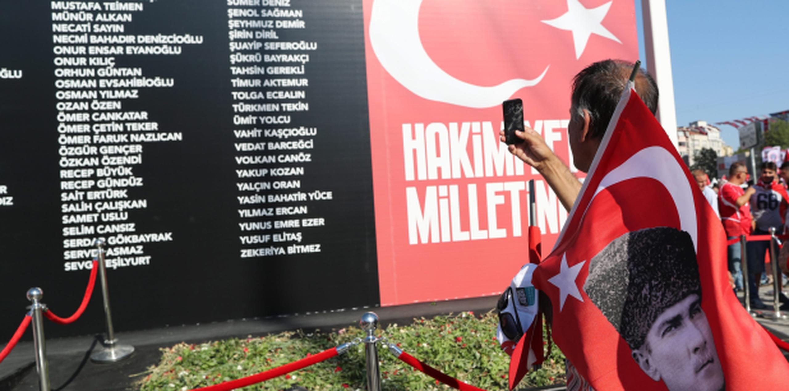 Una persona toma fotos de una pared que contiene los nombres de las víctimas del intento de golpe de estado en Estambul el pasado 15 de julio. (EFE/EPA/TOLGA BOZOGLU)