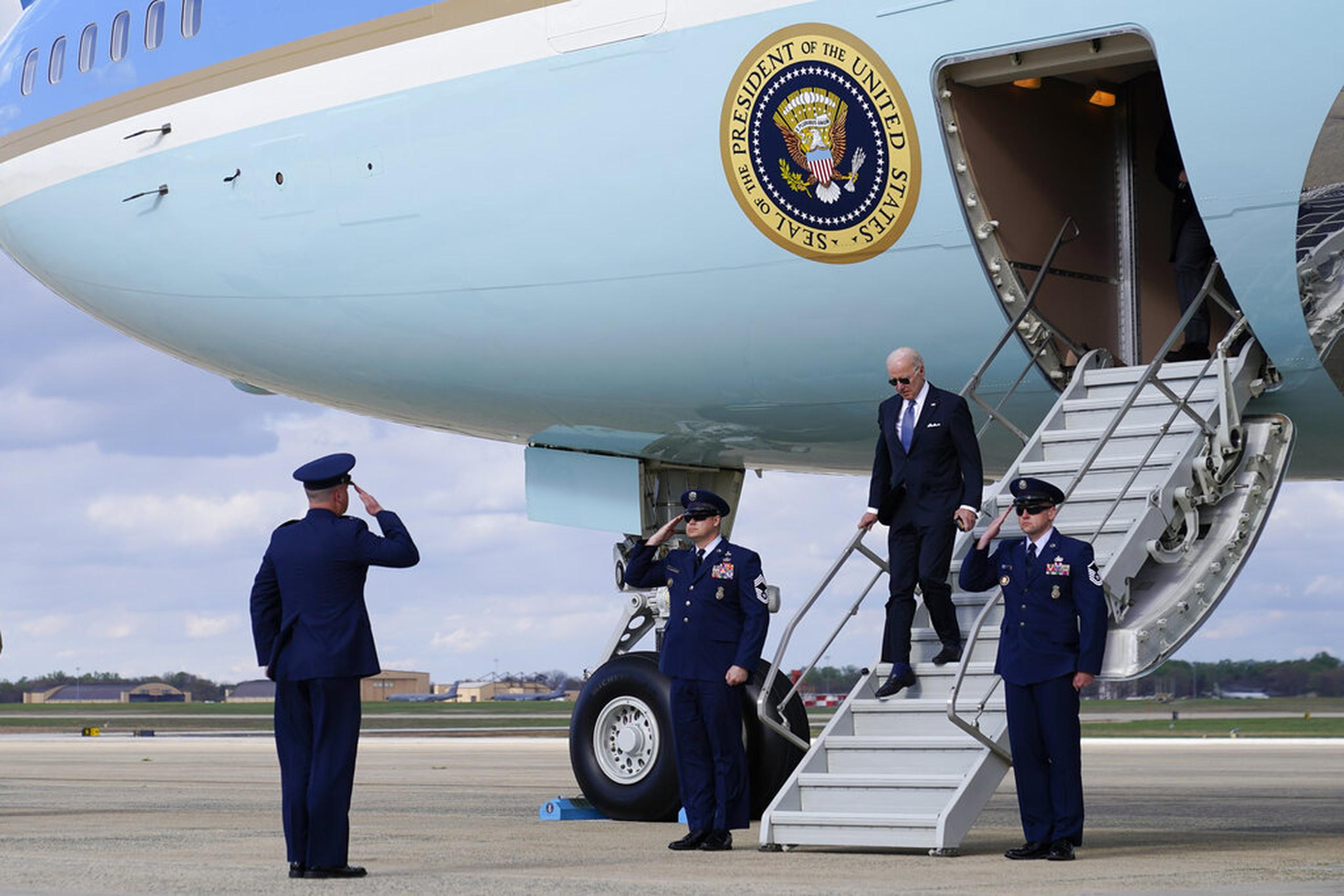 Joe Biden se bajó sin mascarilla del avión presidencial Air Force One ayer, martes, en la base de la Fuerza Aérea Andrews, en Maryland.