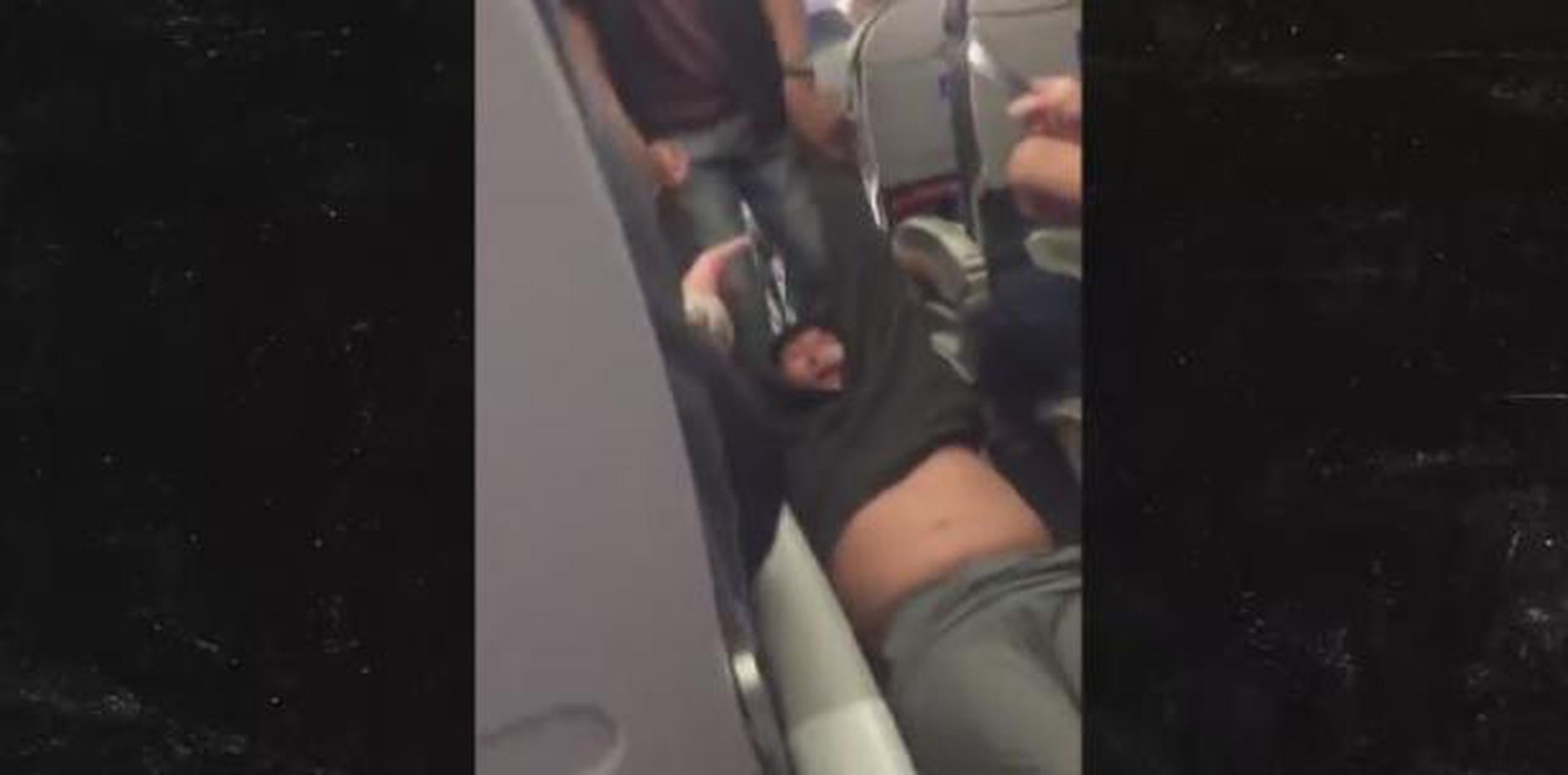El anuncio ocurre un mes después de que un pasajero de United Airlines fue sacado a rastras de un avión en Chicago porque no quiso dejar su asiento a la tripulación de la aerolínea. (Archivo)