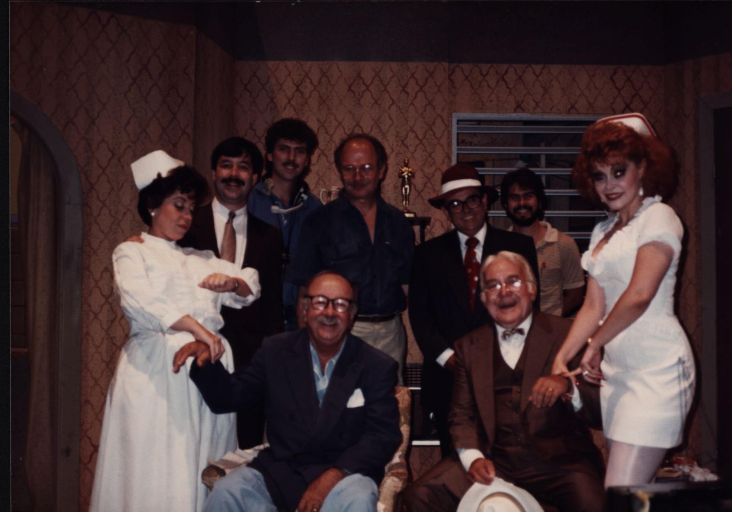 Don Tommy Muñiz y Paquito Cordero protagonozaron "Los muchachos de la alegría". En la foto posan rodeados del elenco y flanqueados por Georgina Borri, a la izquierda, y Gladys Núñez, a la derecha.