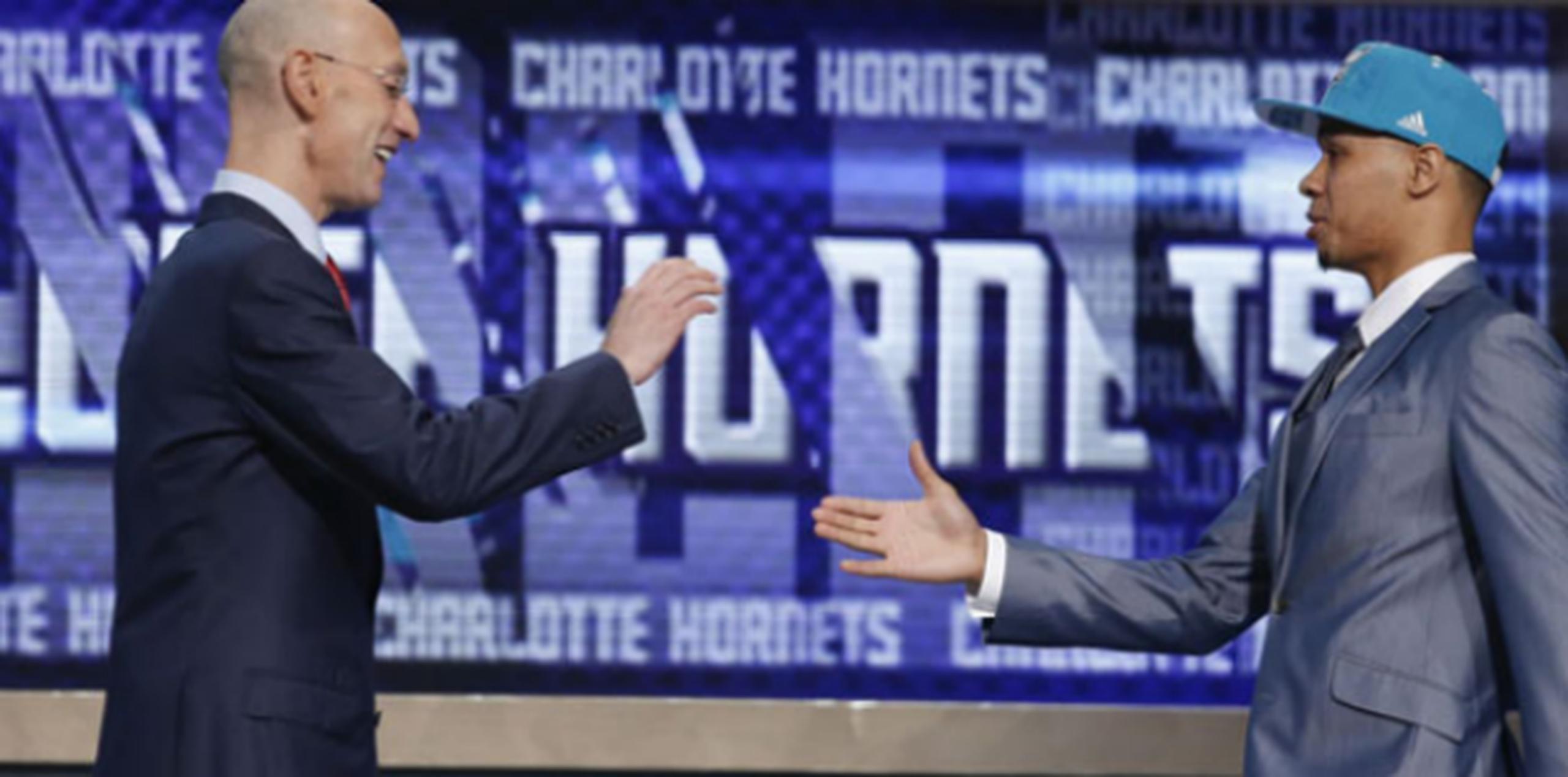 El comisionado de la NBA, Adam Silver, le da la bienvenida a Shabazz Napier al ser seleccionado por los Hornets de Charlotte en el turno 24 del draft. (AP)
