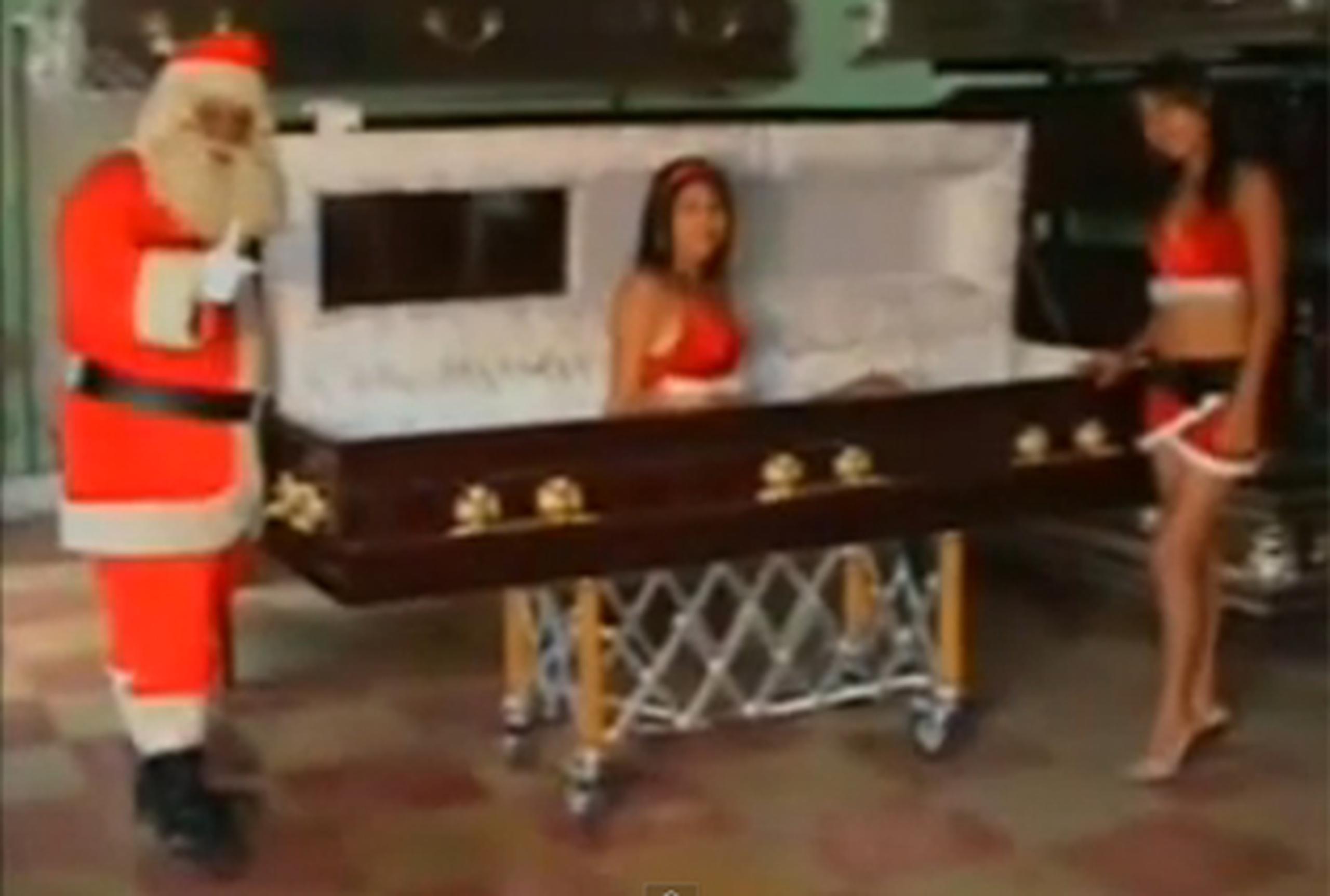 La Funeraría López, en El Progreso, Guatemala, utilizó a Santa Claus y dos modelos con muy poca ropa para promocionar sus servicios en la época navideña. (Youtube)