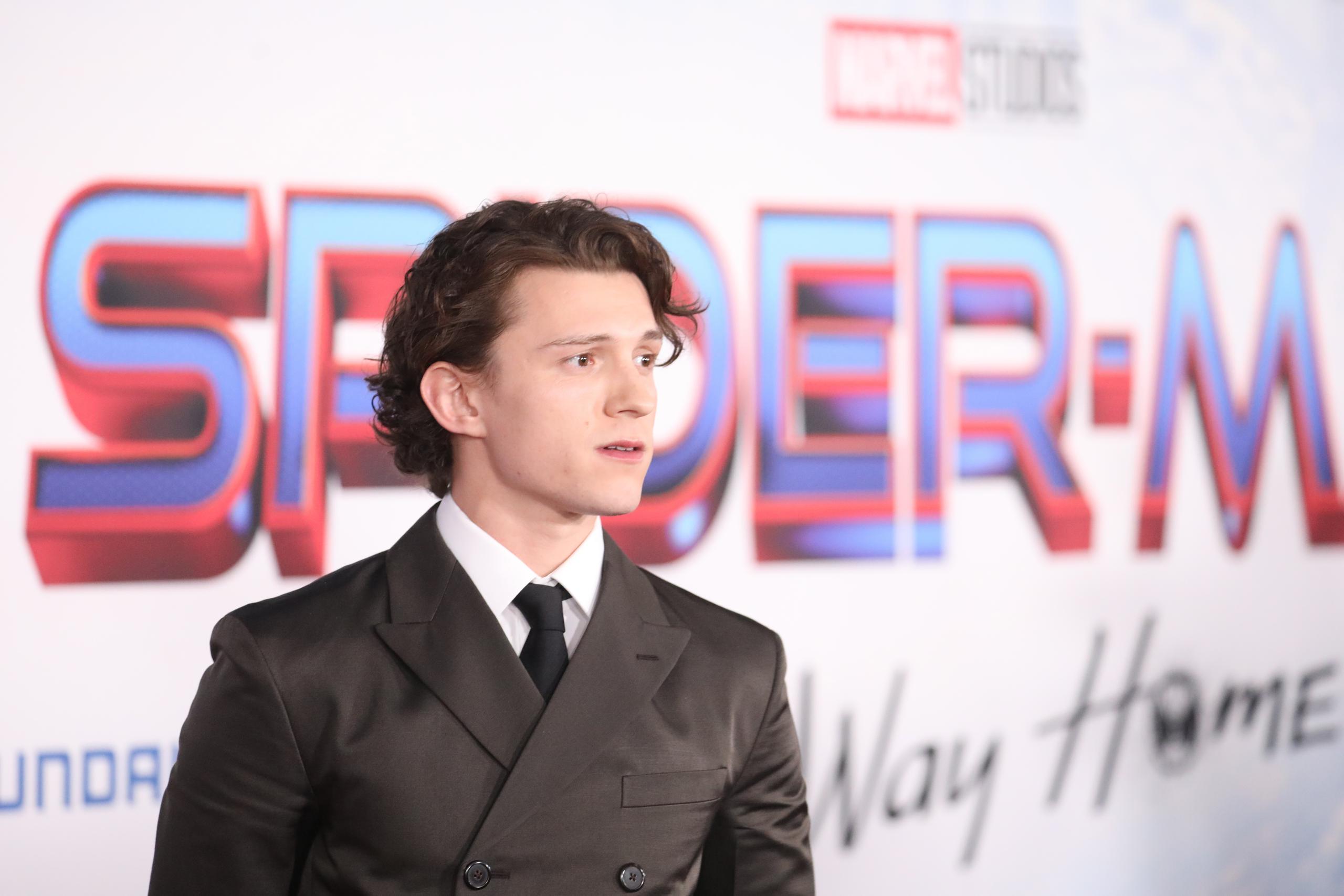 El actor inglés Tom Holland posa en la alfombra roja antes del estreno de ''Spider-Man: No Way Home" en Los Ángeles, California.