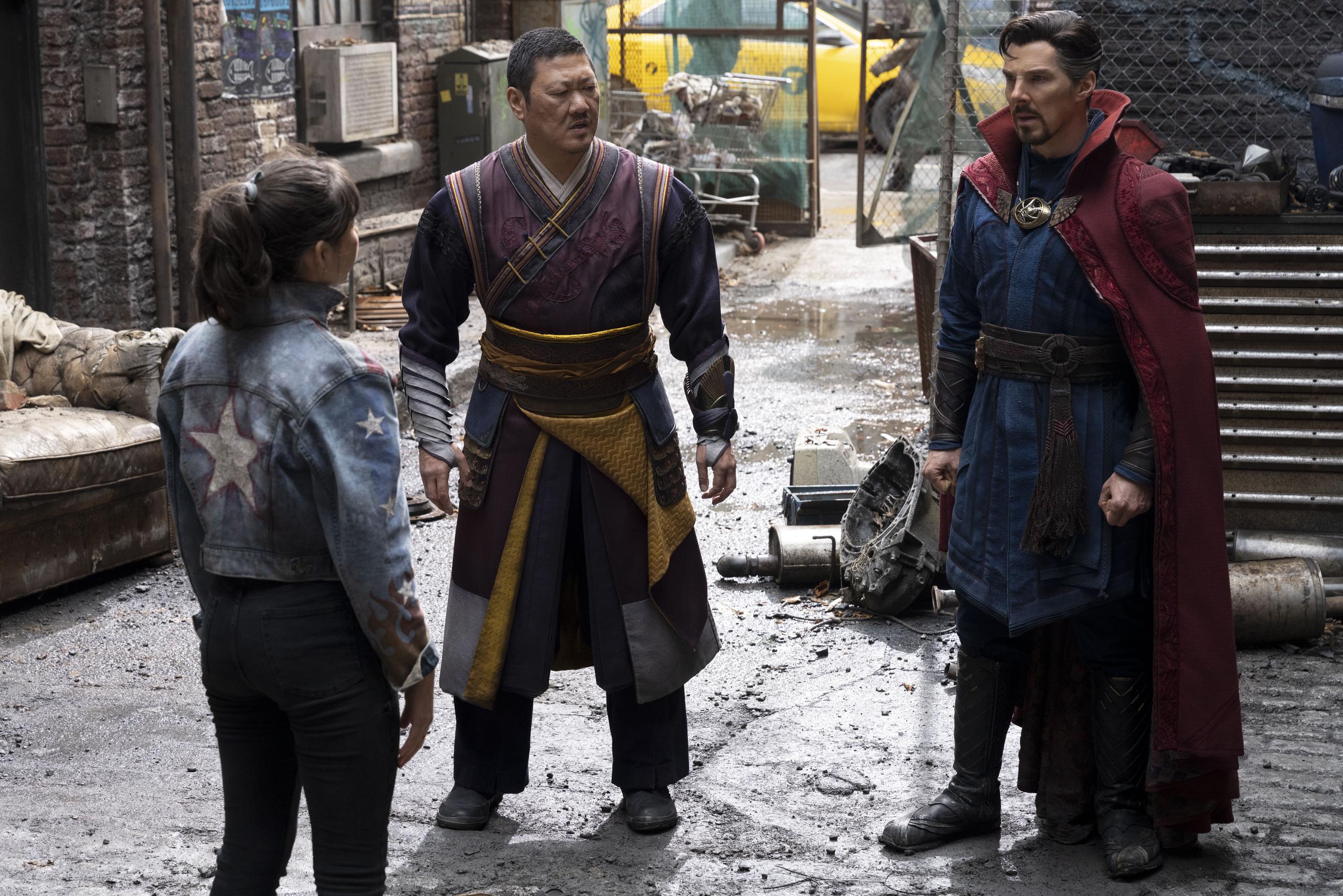 Xochitl Gómez como "América Chavez", Benedict Wong como "Wong" y Benedict Cumberbatch es el "Doctor Strang" en  "Doctor Strange in the Multiverse of Madness".