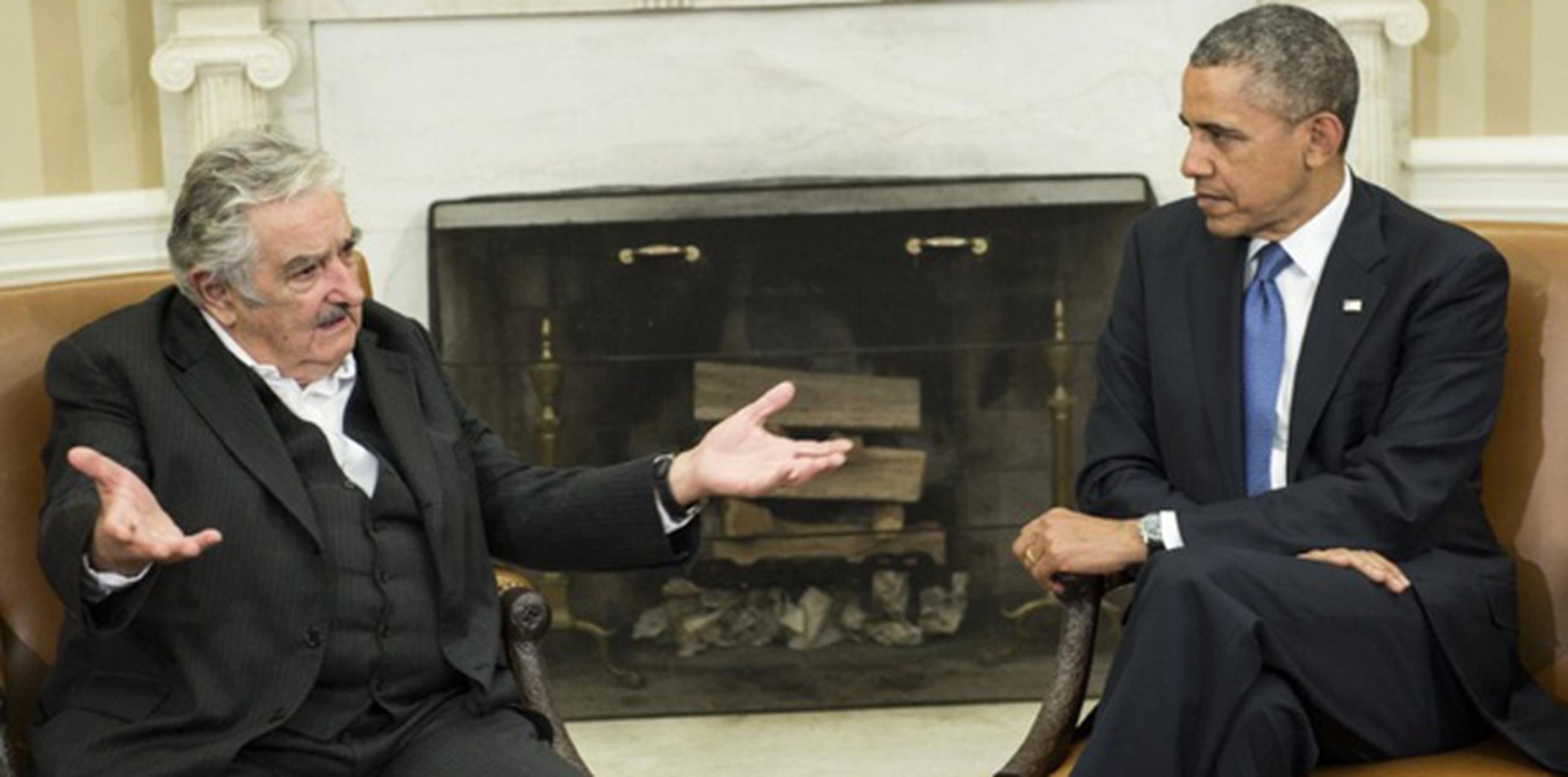 Obama y Mujica hicieron unas breves declaraciones a la prensa al comienzo de su reunión en el Despacho Oval. (AFP)