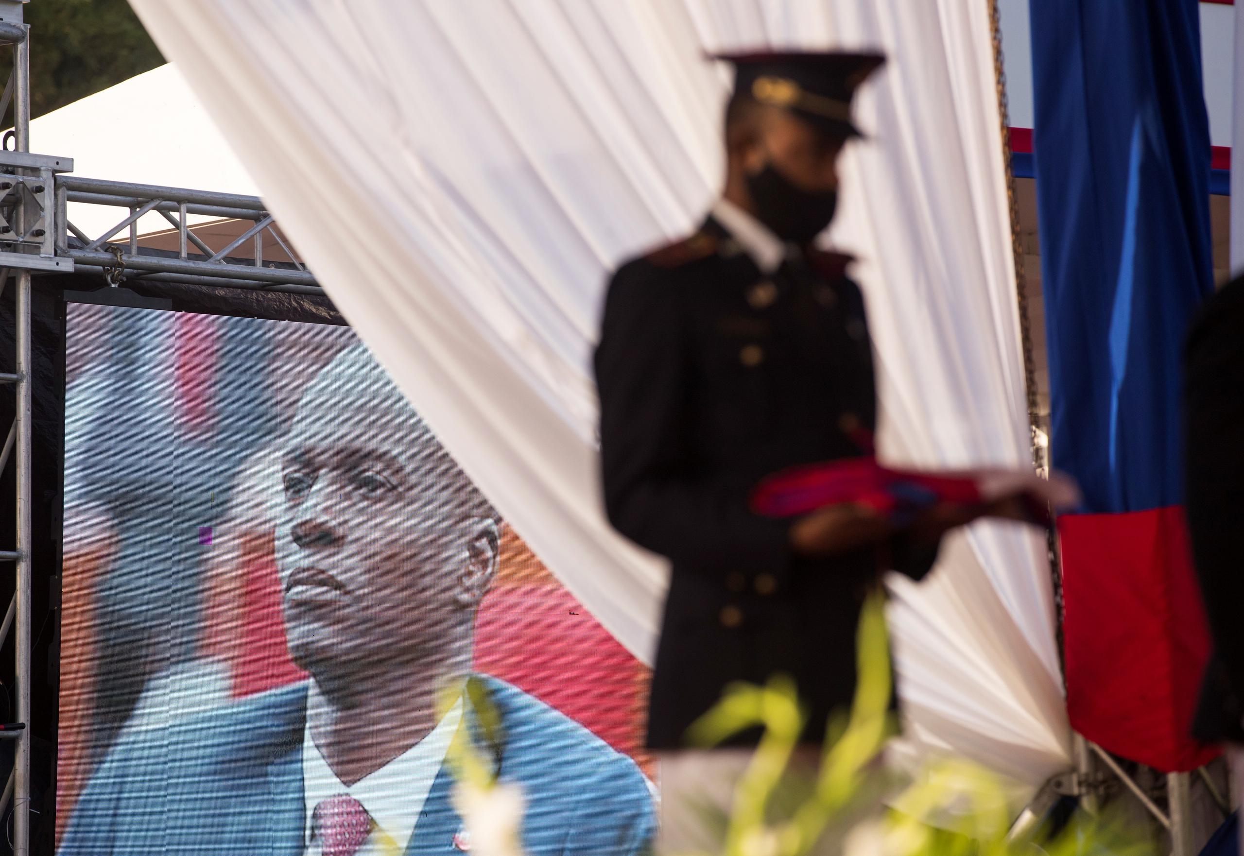 Una pantalla que transmite imágenes del presidente Jovenel Moise durante su ceremonia fúnebre, en Cap-Haitien (Haití), en una fotografía de archivo. EFE/ Orlando Barría
