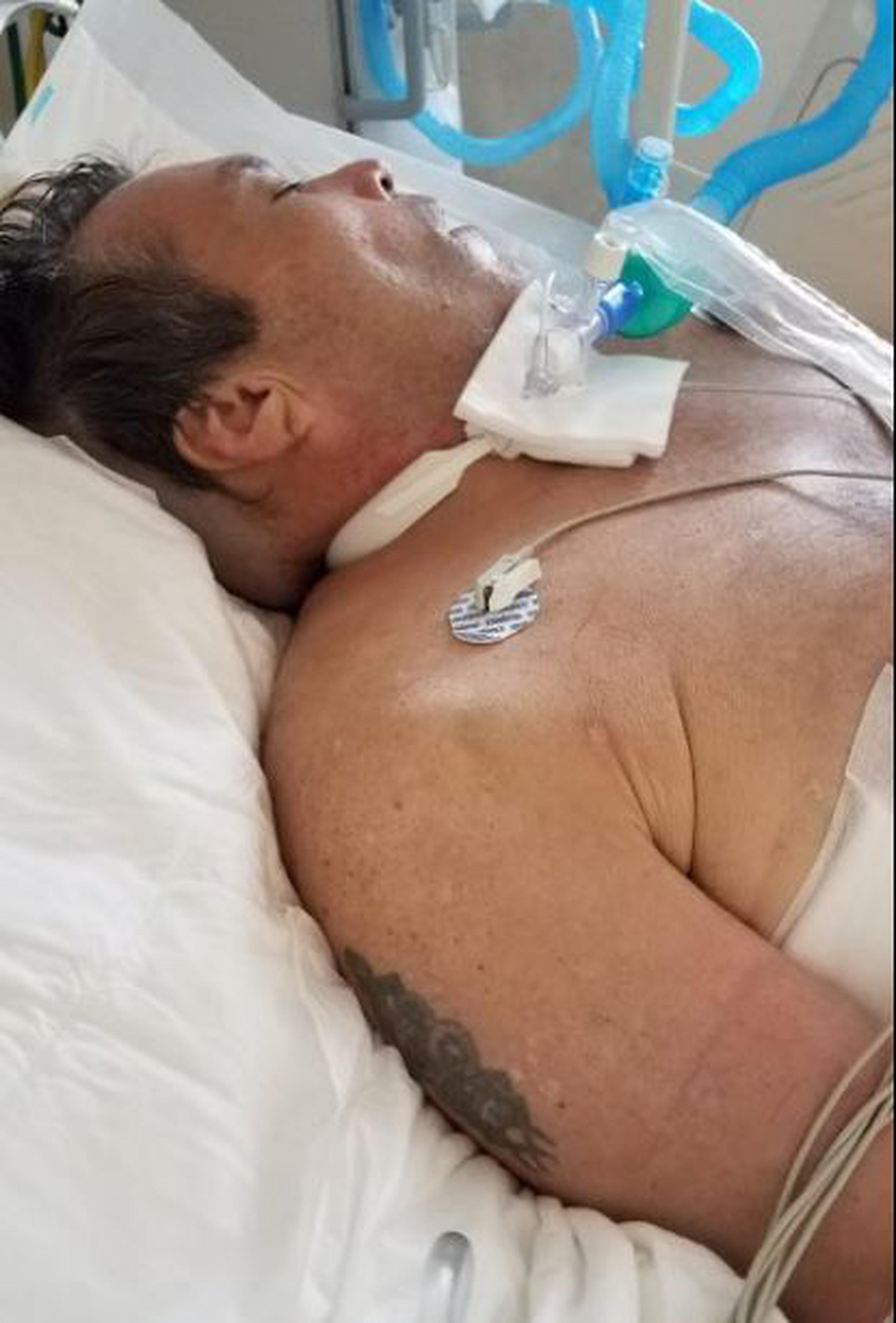 Este hombre, que exhibe un tatuaje en su brazo derecho, fue arrollado el 24 de noviembre frente al Natatorio en San Juan. Actualmente está hospitalizado en el Centro Médico y urge contactar un familiar. (Suministrada)