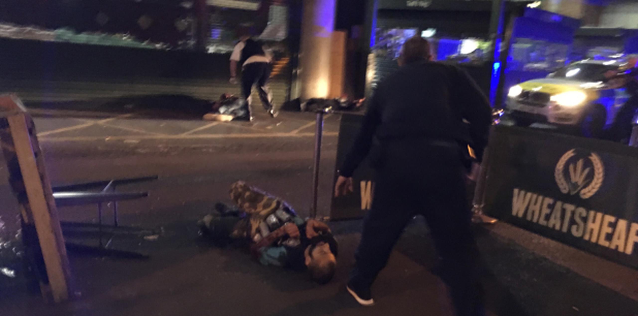 Uno de los sospechosos del ataque terrorista de Londres ya abatido en el suelo llevaba en su pecho un chaleco con potes atados a su alrededor, aunque luego se determinó que no eran bombas. (AP)