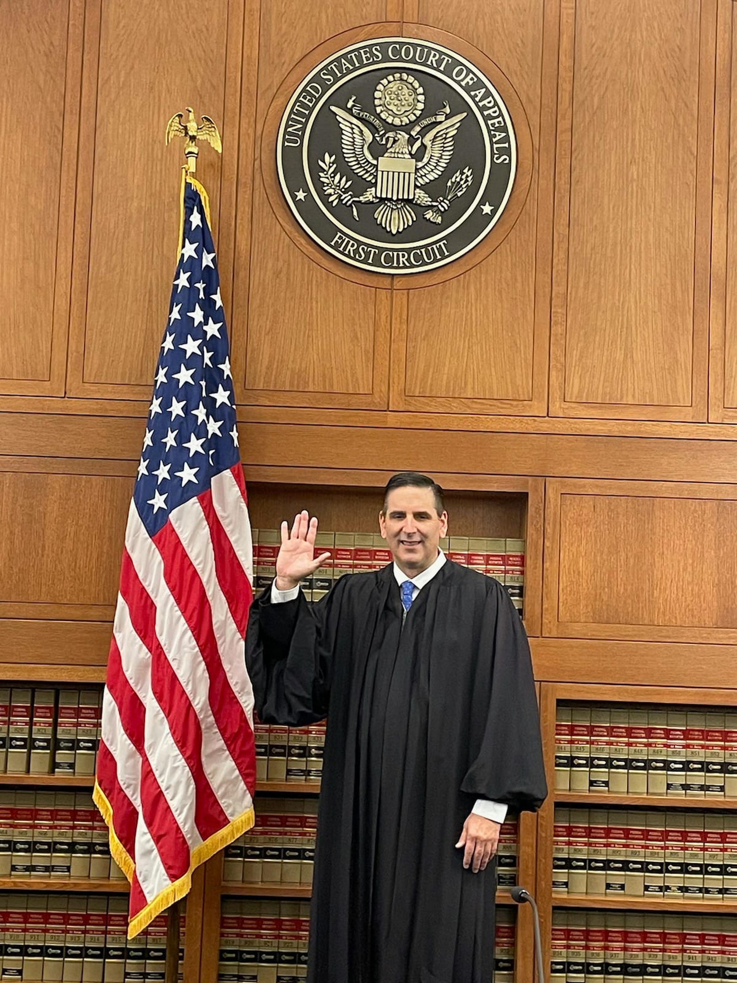 El puertorriqueño Gustavo Gelpí levanta su mano derecha durante la juramentación como juez del Tribunal de Apelaciones del Primer Circuito de Boston.