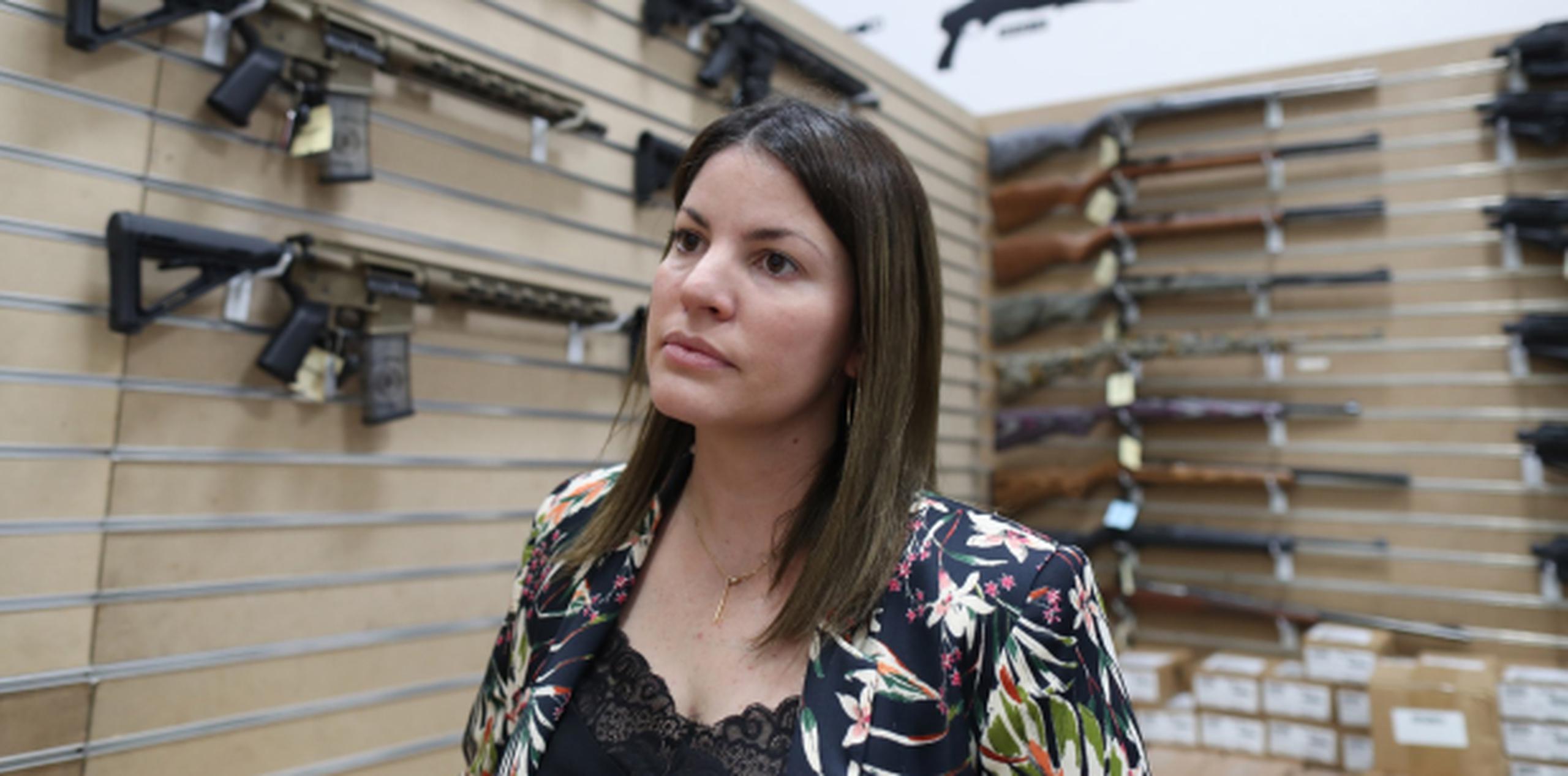 Melanie González, gerente de AAA Gun Shop, dijo que los clientes buscan orientación. (vanessa.serra@gfrmedia.com)