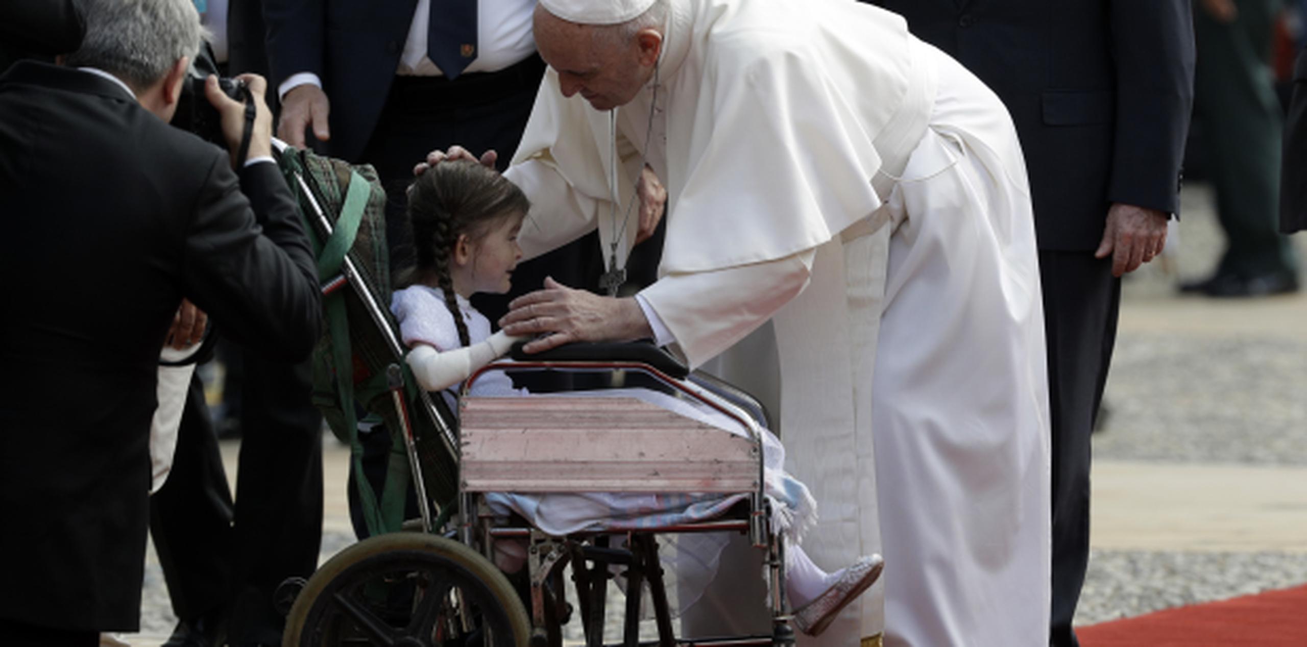 Un grupo de niños cantó y abrazó a Francisco a su llegada a la plaza y el papa saludó a chicos en sillas de ruedas antes de pronunciar su discurso. (AP)