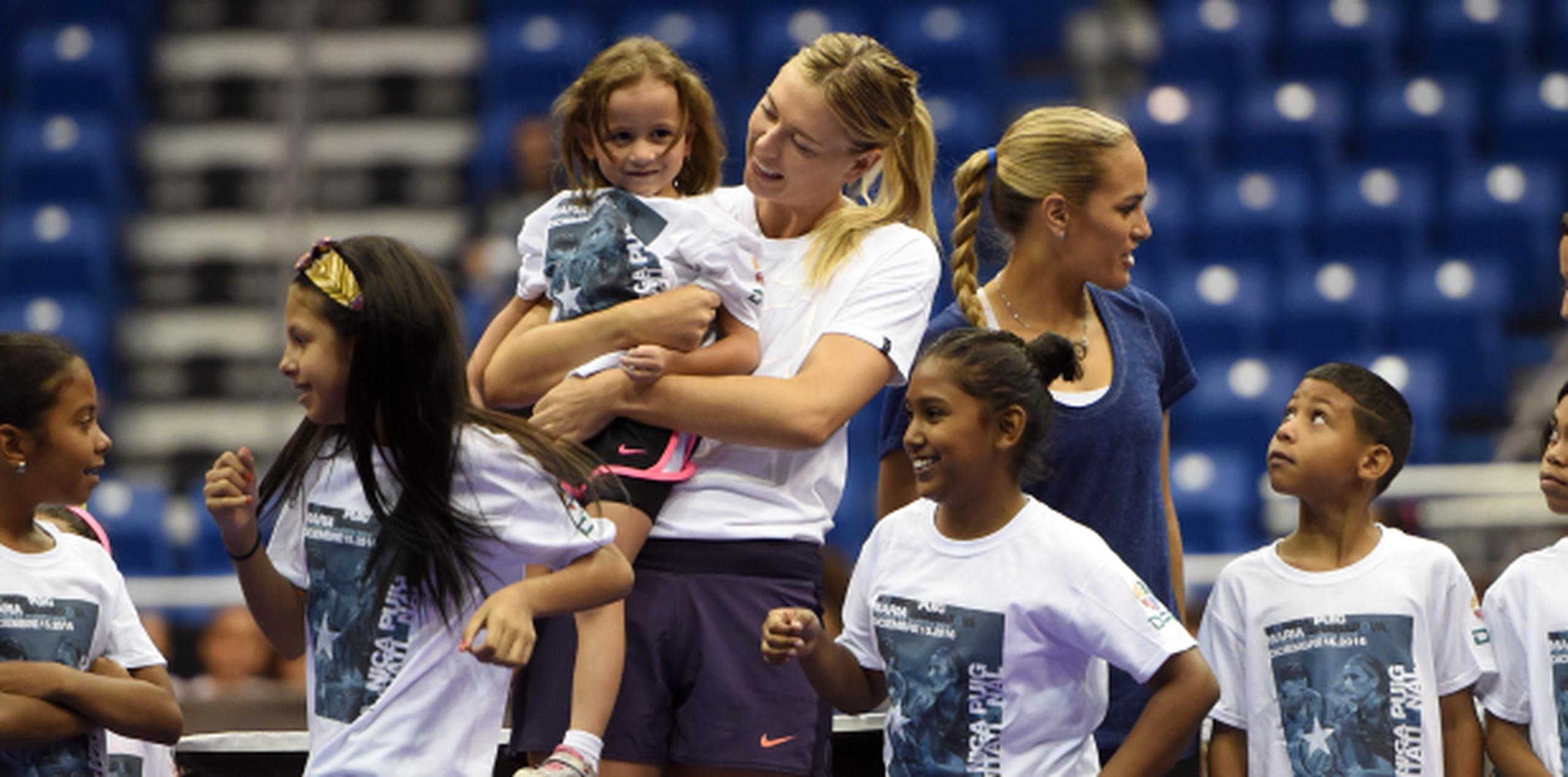 Sharapova y Puig comparten con menores durante clínicas previo a su partido amistoso en el Coliseo de Puerto Rico. (Foto/Andre Kang)