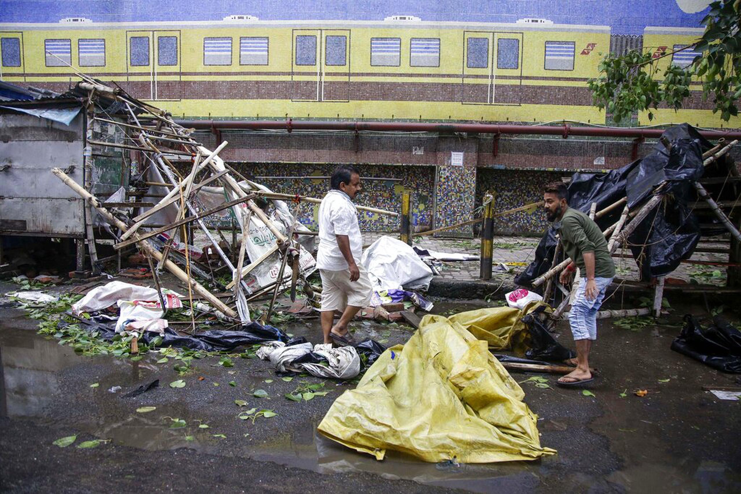Daños por el ciclón en Kolkata, India.