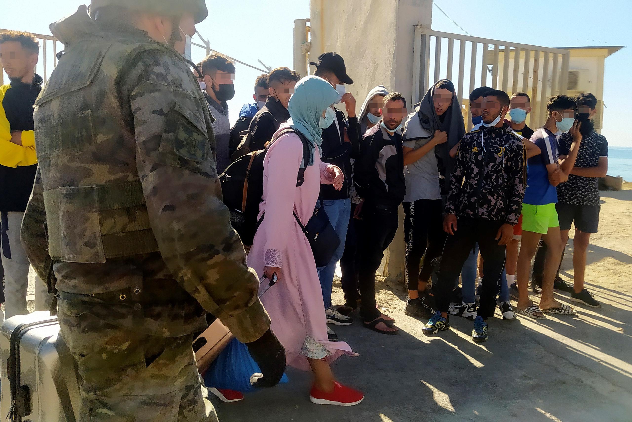 Un grupo de jóvenes marroquíes son devueltos a su país por las autoridades españolas.