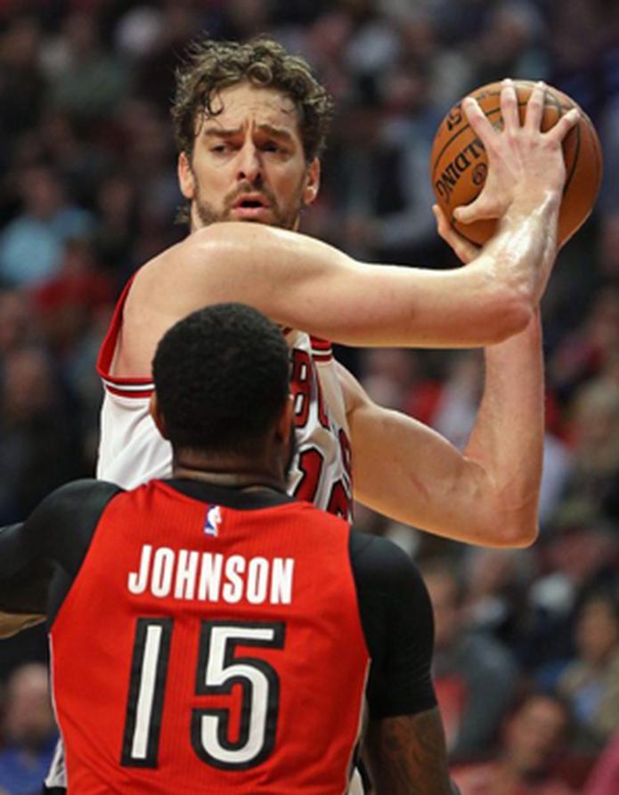 Pau Gasol aportó 27 puntos y 12 rebotes, para que los Bulls de Chicago vencieran 98-86 a los Hornets de Charlotte. (AP)