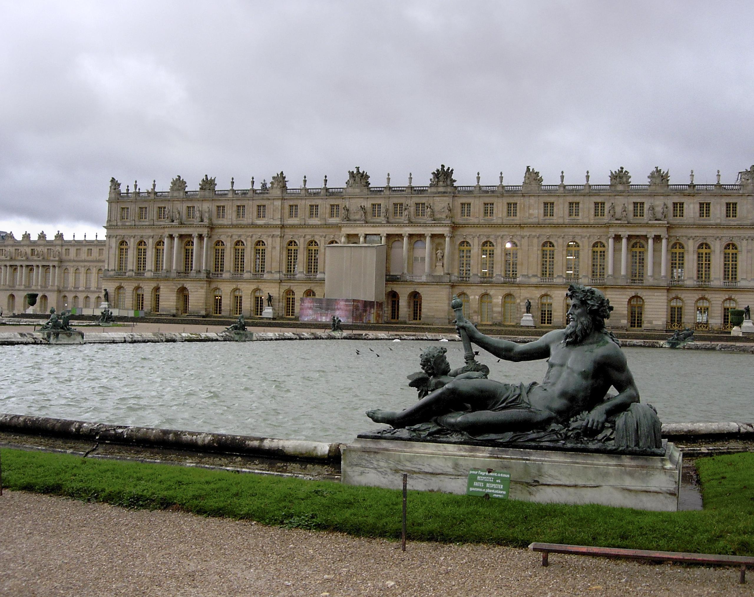 Fachada del palacio de Versalles que da al jardín.