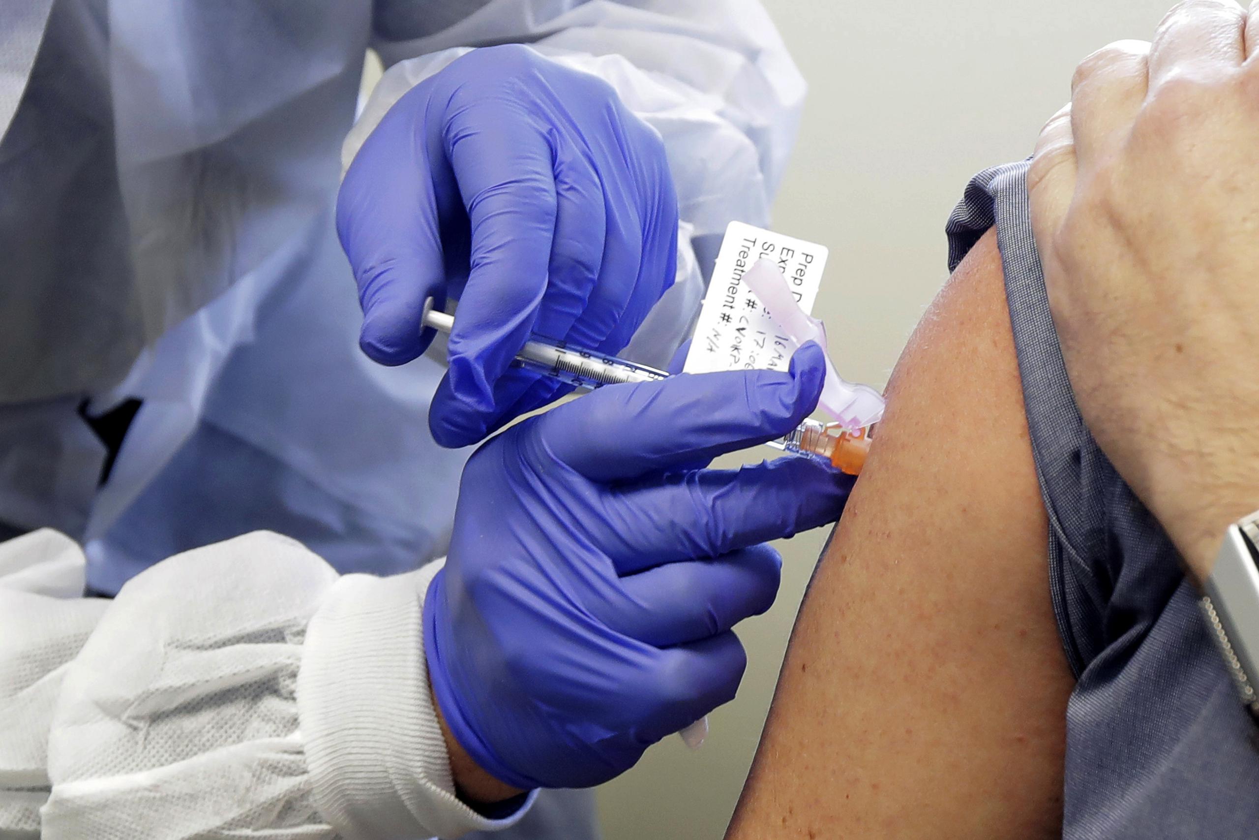 Los CDC recomiendan la vacuna contra la gripe a partir de los 6 meses, y sugieren ponerla a finales de octubre.