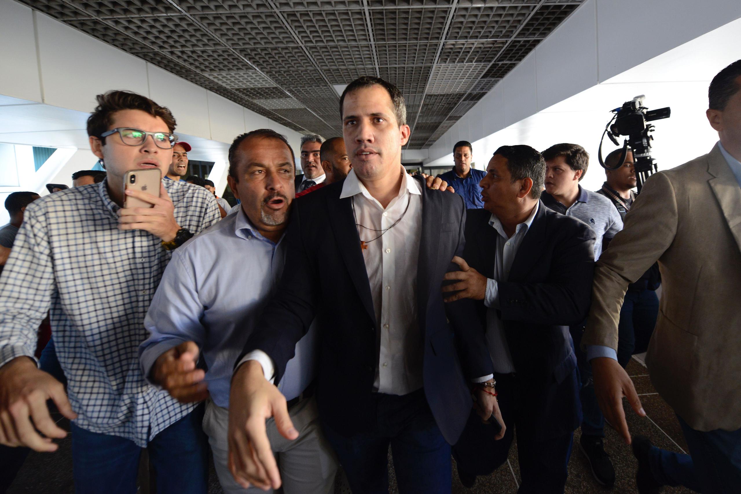 El líder opositor venezolano Juan Guaidó, al centro, llega al aeropuerto internacional Simón Bolivar en La Guaira.