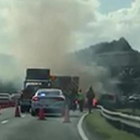 Guaga se prende en fuego en la autopista PR-22
