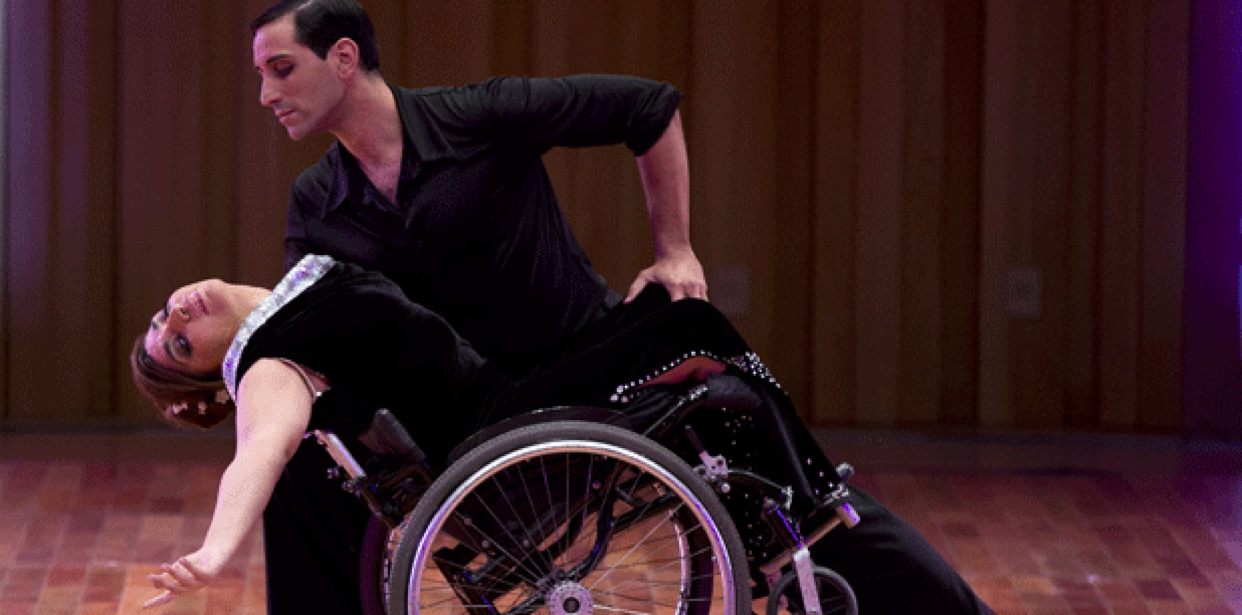 Gabriela Fernanda Torres contó que no tiene recuerdos sin su silla de ruedas, a la que está unida desde los dos años a causa de un accidente de tránsito que la dejó paralítica. (AP)