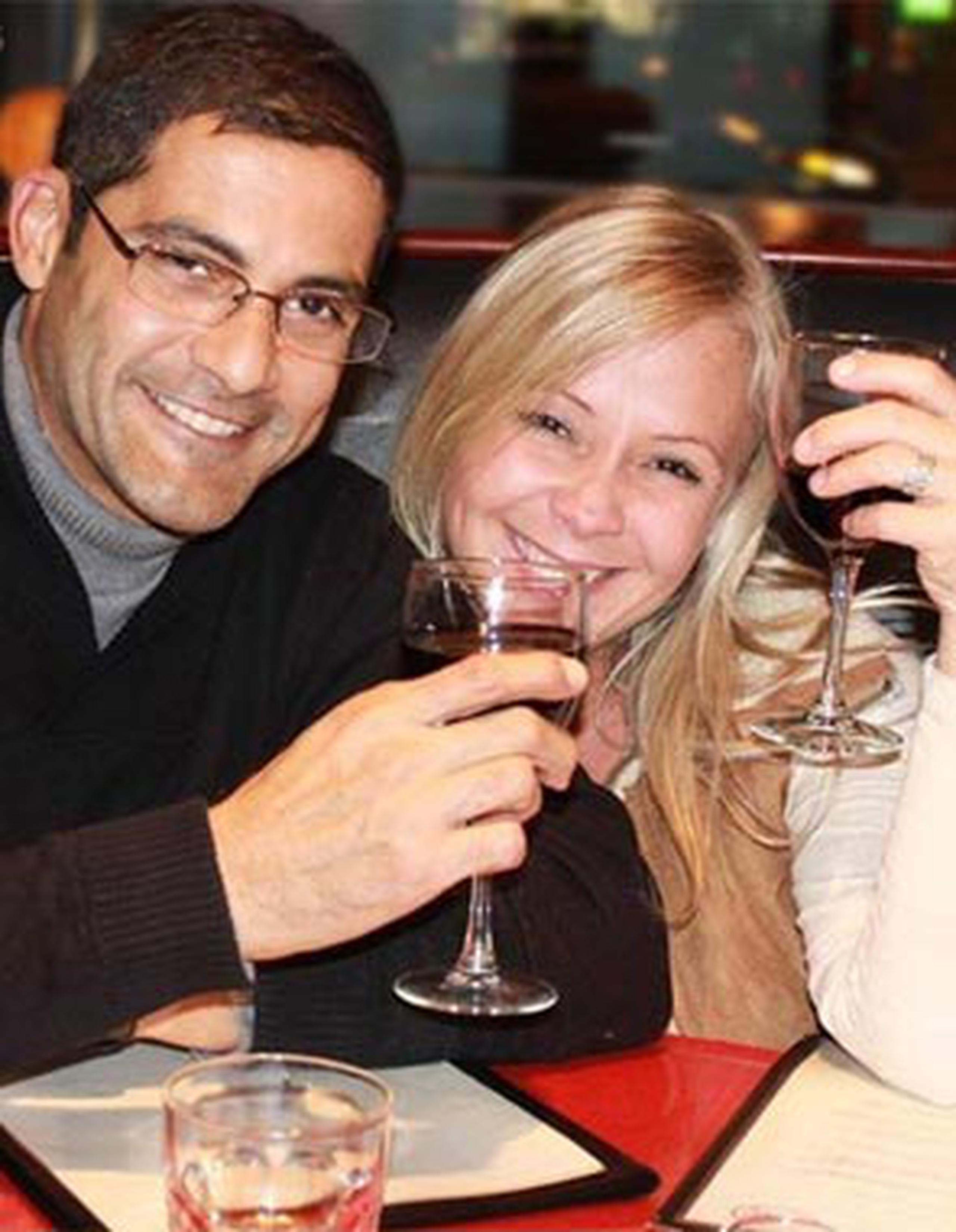 En las páginas sociales de Baigés aparece una fotografía en la que se les ve disfrutando un vino tinto en un restaurante como cualquier pareja que comparte a solas, pero en Toronto, Canadá. (Facebook: Marisa Baiges)