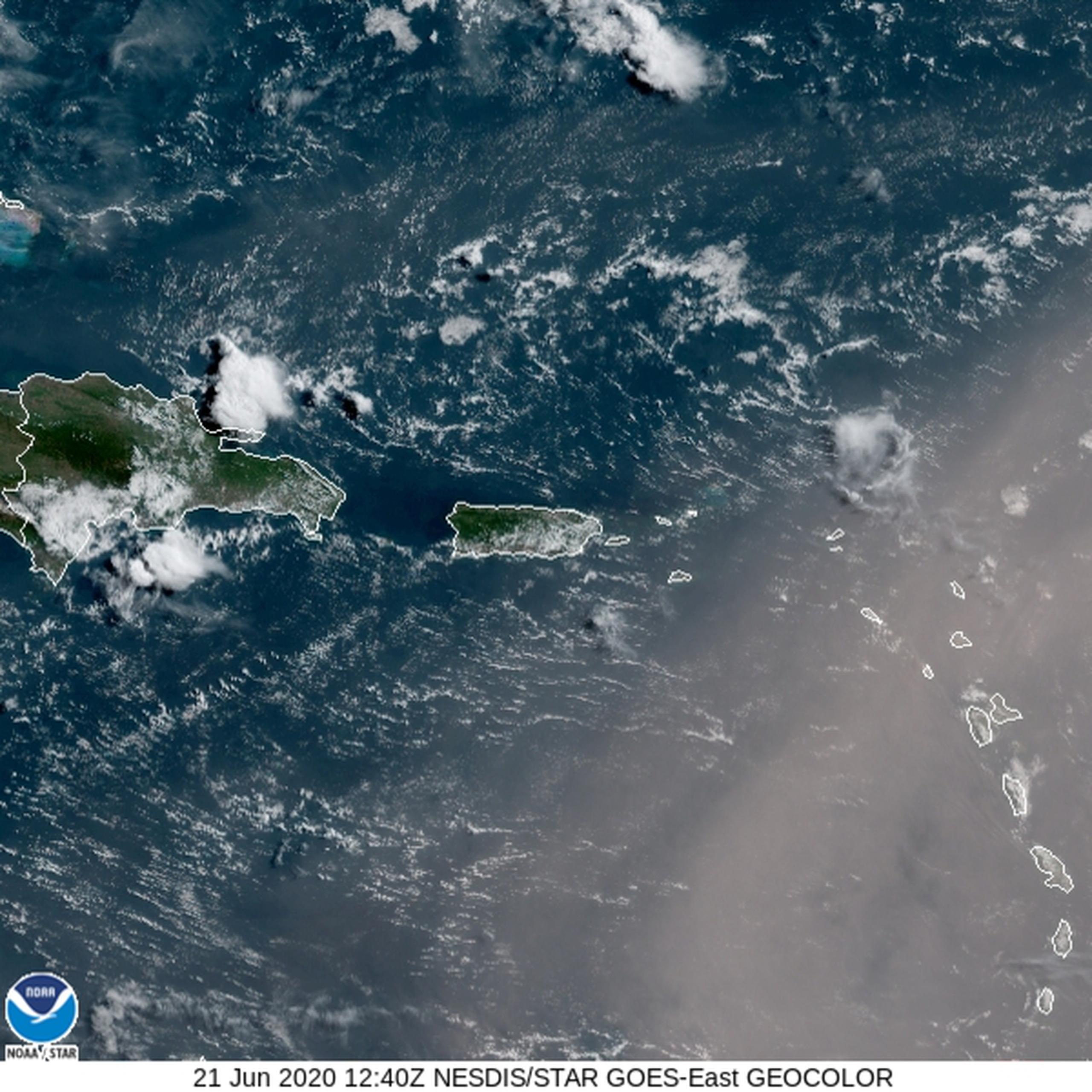 Imagen de satélite del área de Puerto Rico en la mañana del domingo. Está a punto de llegar a la isla la parte más densa de la nube de polvo del desierto de Sahara.
