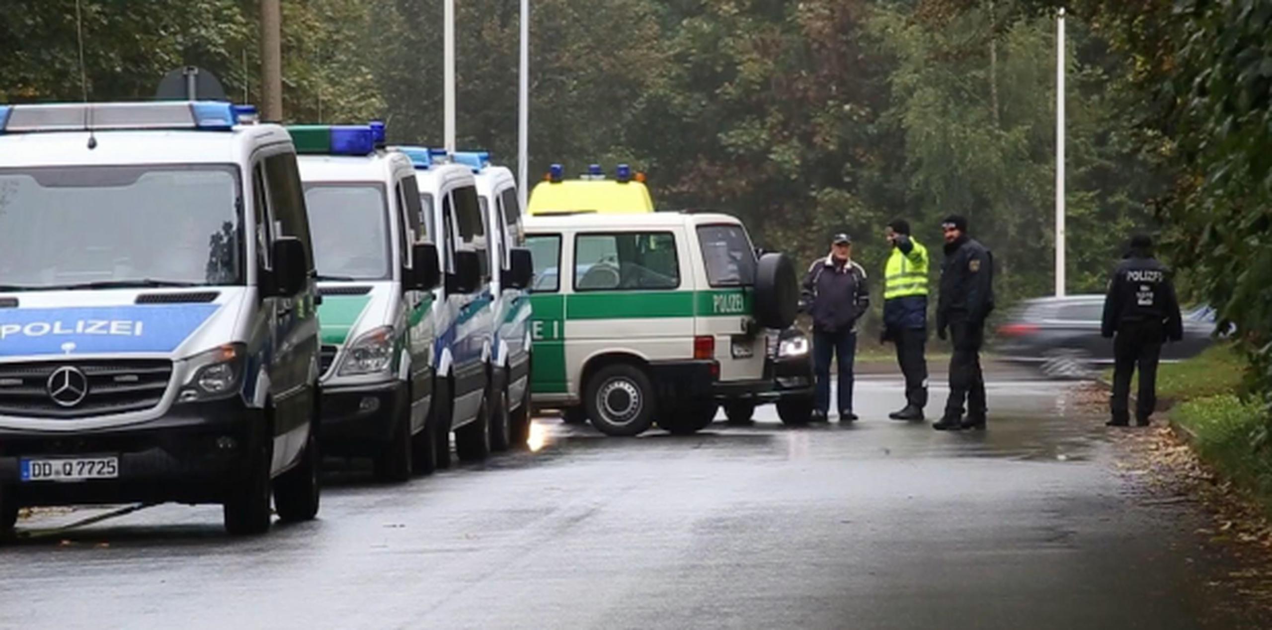 La policía de Sajonia desplegó un amplio operativo en la ciudad de Chemnitz para irrumpir en el apartamento del sospechoso. (Nonstop News via AP)
