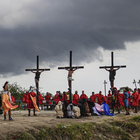 Aldeano filipino se crucifica por 35ta vez en tradición brutal de Viernes Santo