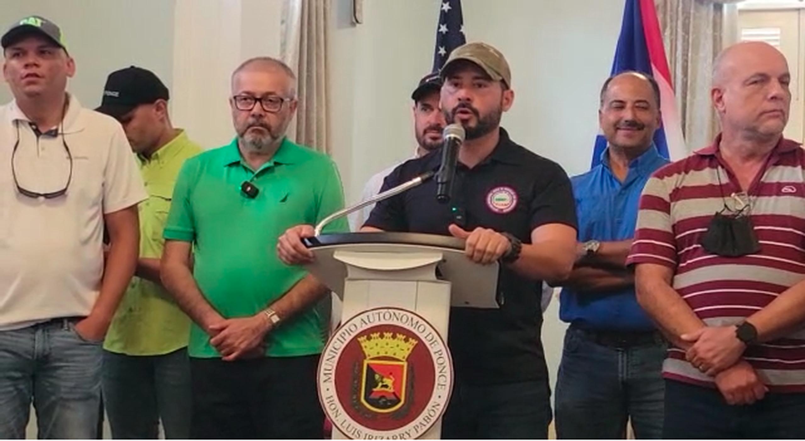 “Aunque somos solidarios con todos, la realidad es que el suroeste de Puerto Rico fue el que mayor impacto recibió y tenemos que priorizar en este país la respuesta hacia los que más duro le dio el huracán”, señaló el presidente de la Asociación de Alcaldes y alcalde de Villalba, Luis Javier Hernández Ortiz.