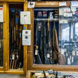 Dos minoristas de armas acuerdan detener las ventas en Nueva York 