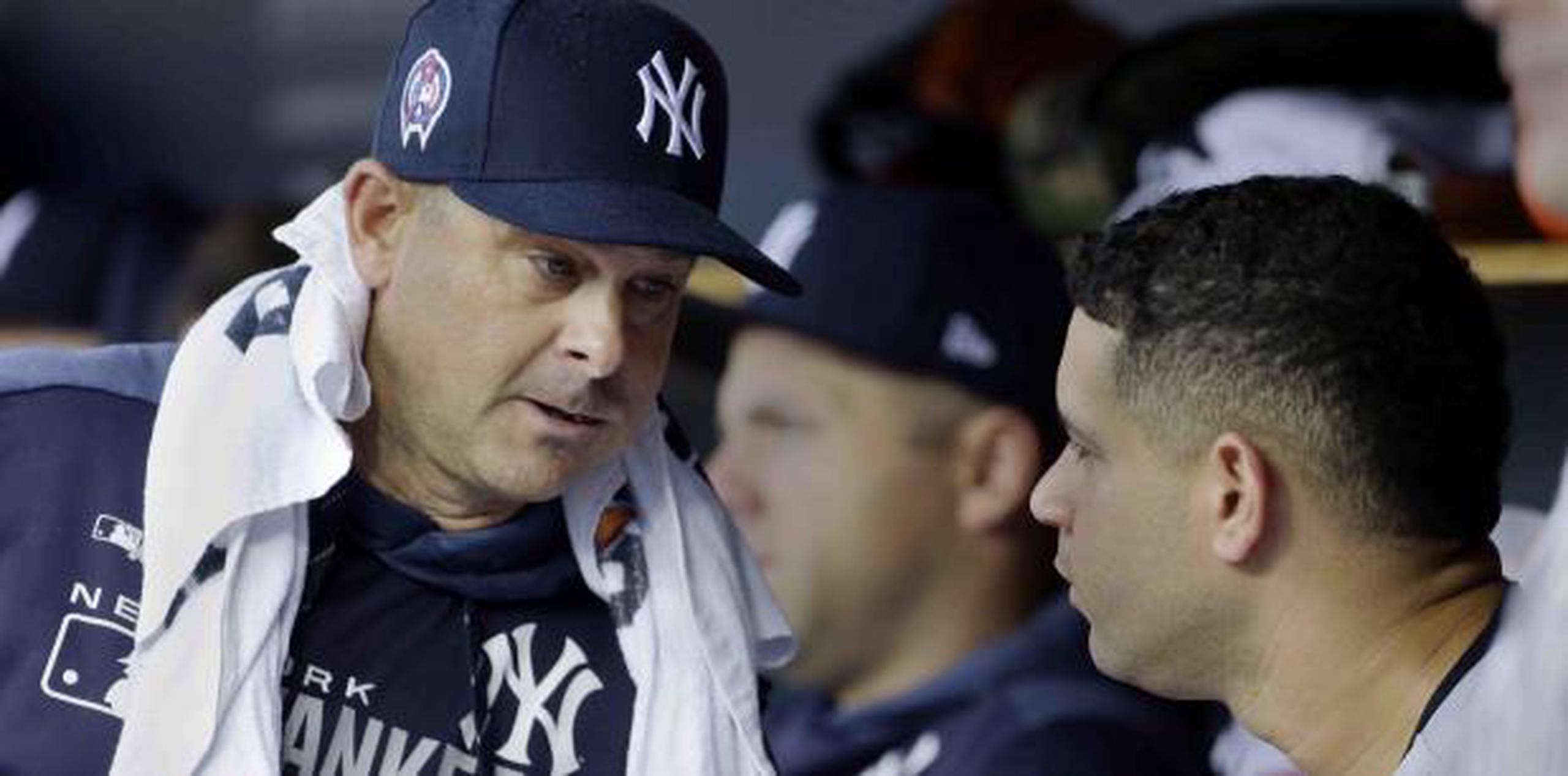 El dirigente de los Yankees Aaron Boone conversa con Gary Sánchez durante el partido del jueves en Detroit. (AP)
