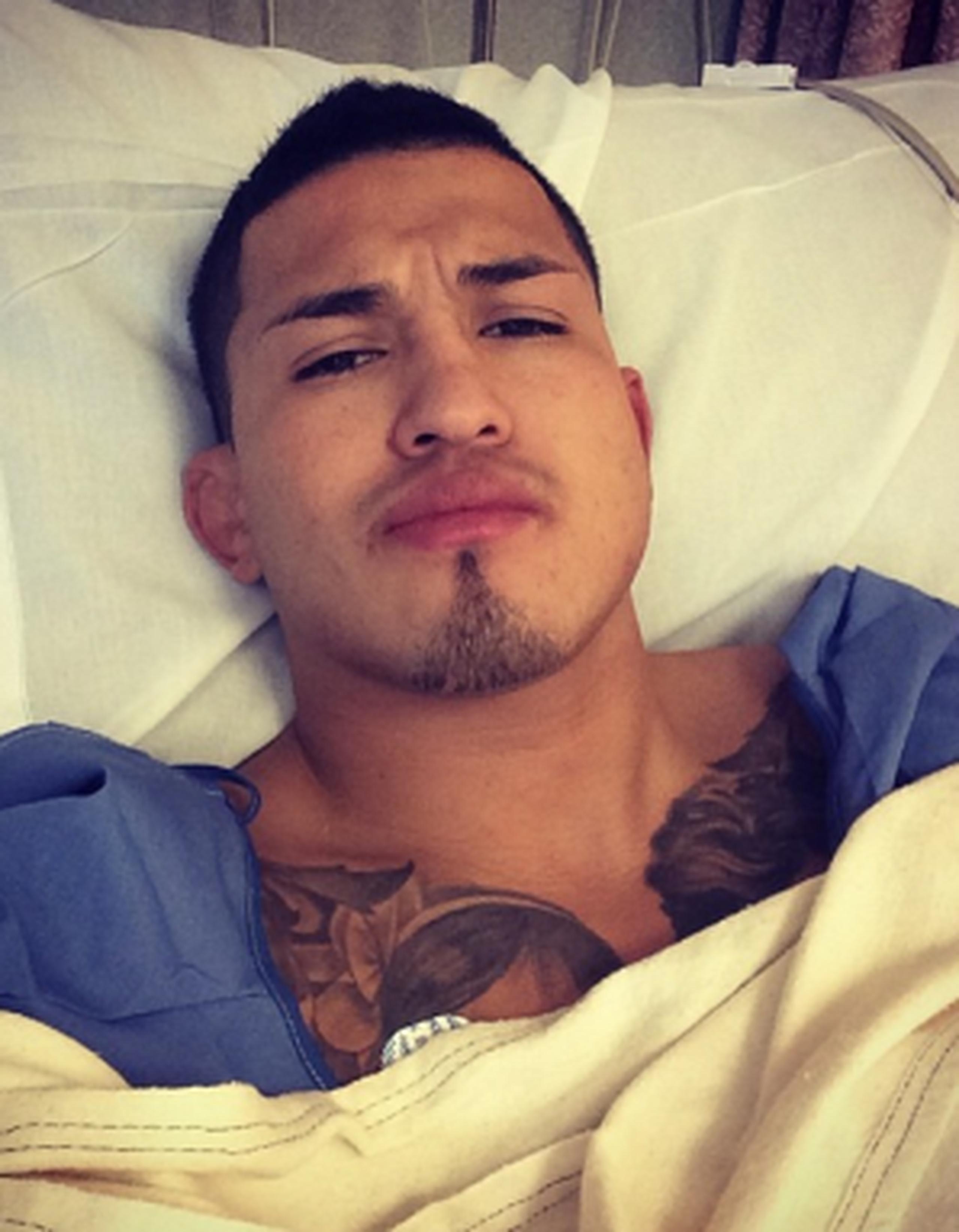 Pettis posteó una foto de sí mismo en camilla luego de su operación en el medio social Instagram indicando que “la cirugía salió muy bien”. (Instagram)