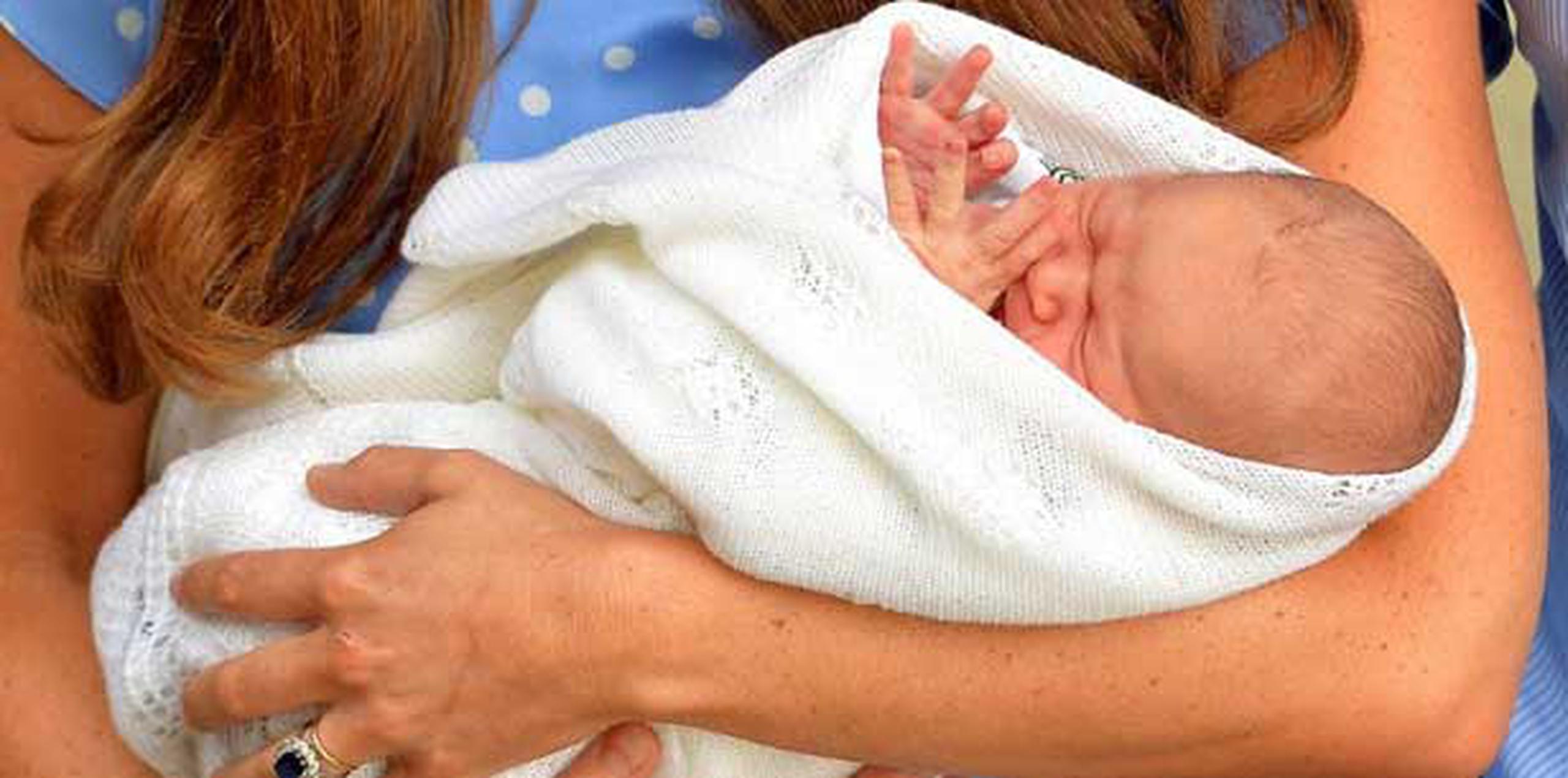 Las imágenes del bebé, que asomaba su mano sobre la manta que lo envolvía, cubrieron el miércoles las primeras planas de los diarios.  (AFP/ Pool/ John Stillwell)