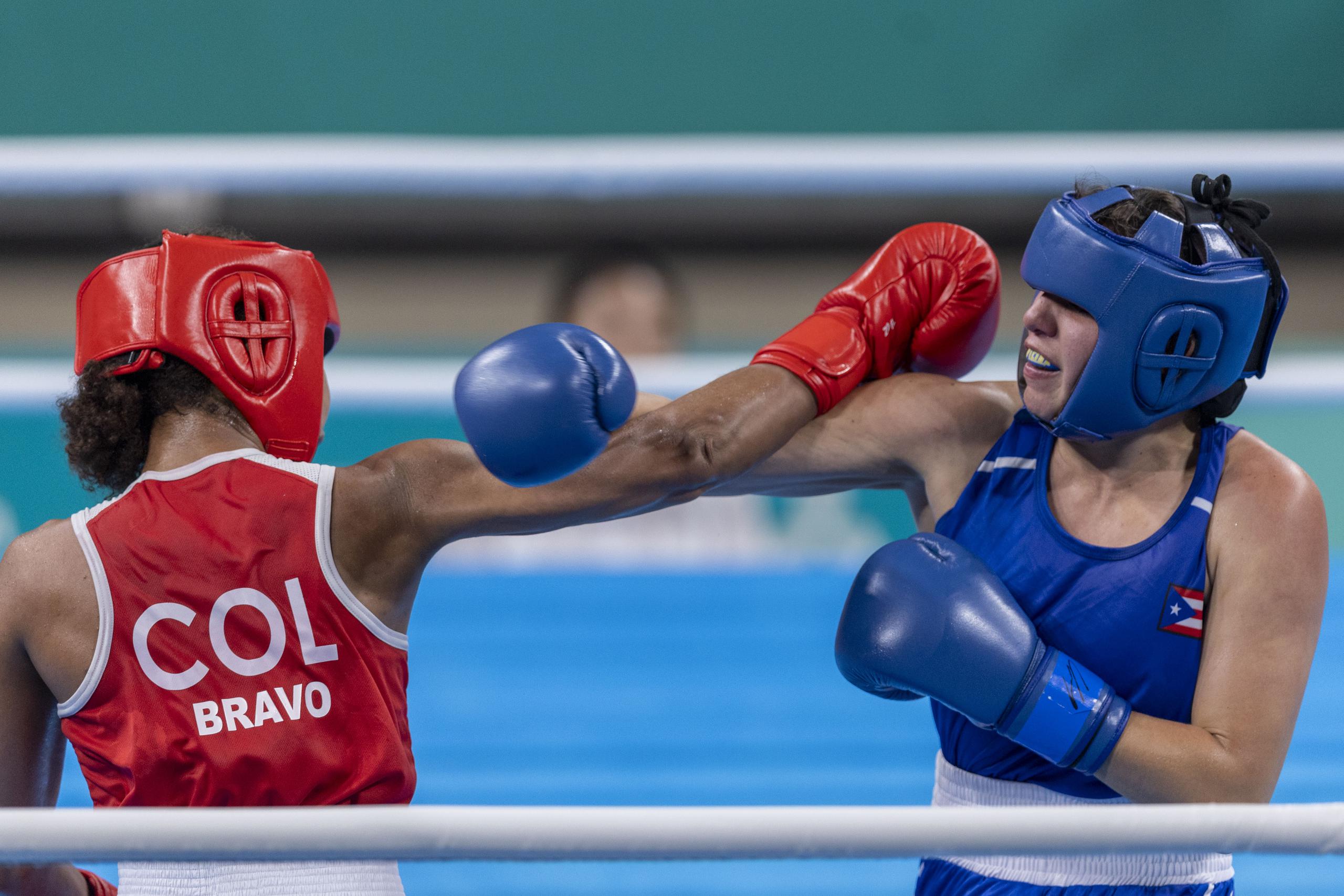 Stephanie Piñeiro, en azul, intercambia golpes con su rival colombiana, Gabriela Camilo.