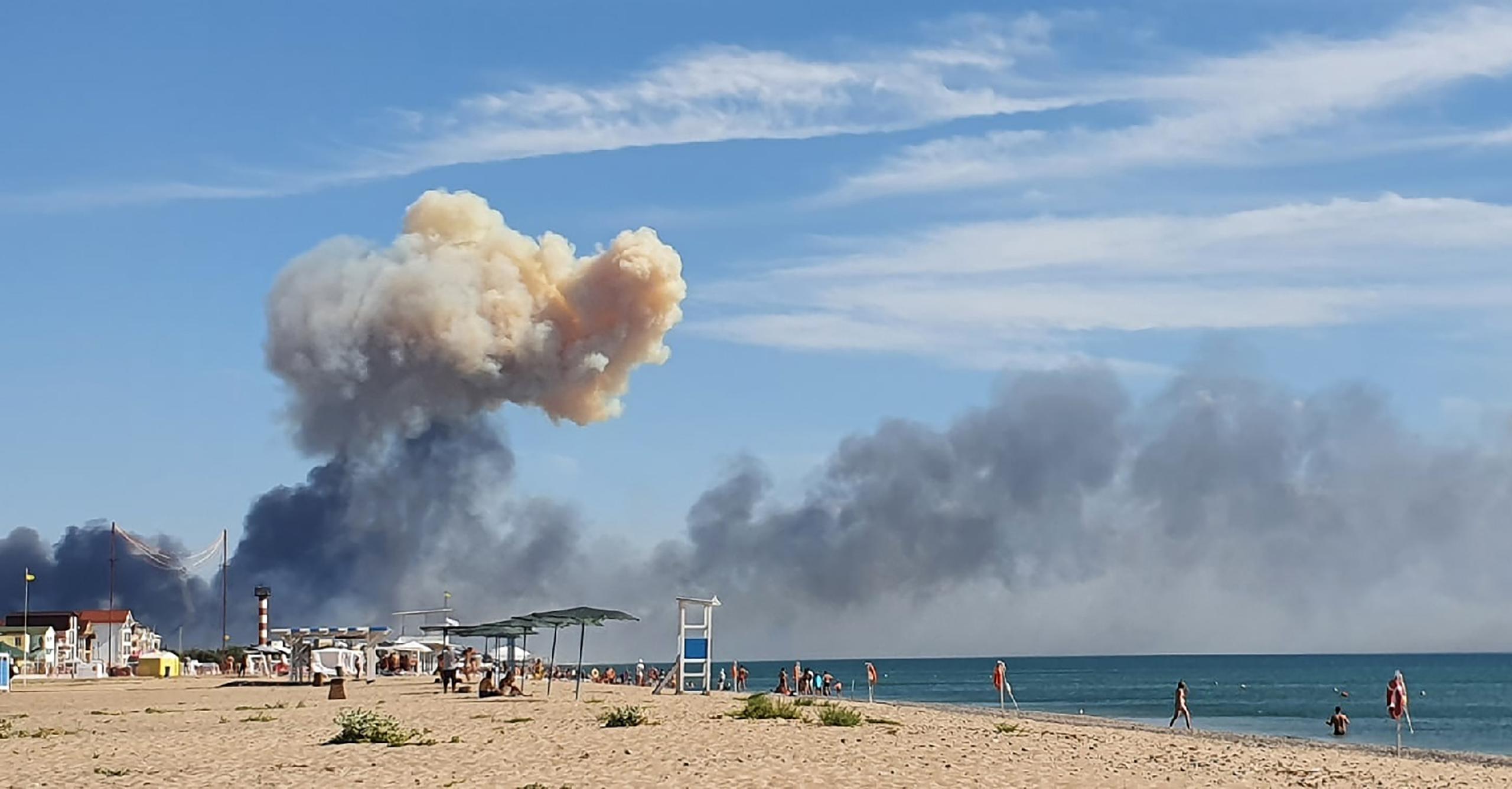 Humo se eleva desde la playa de Saky después de que se escucharon explosiones desde la dirección de una base aérea militar rusa cerca de Novofedorivka, Crimea, el 9 de agosto de 2022. (UGC a través de AP, Archivo)