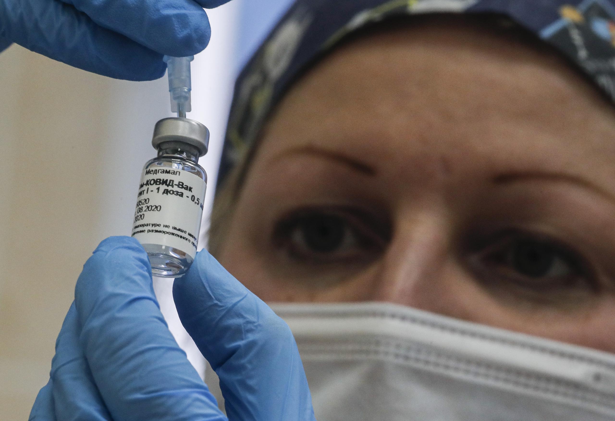 Por el momento no existe una vacuna contra el COVID-19, aunque hay varias candidatas en las últimas fases de los ensayos.