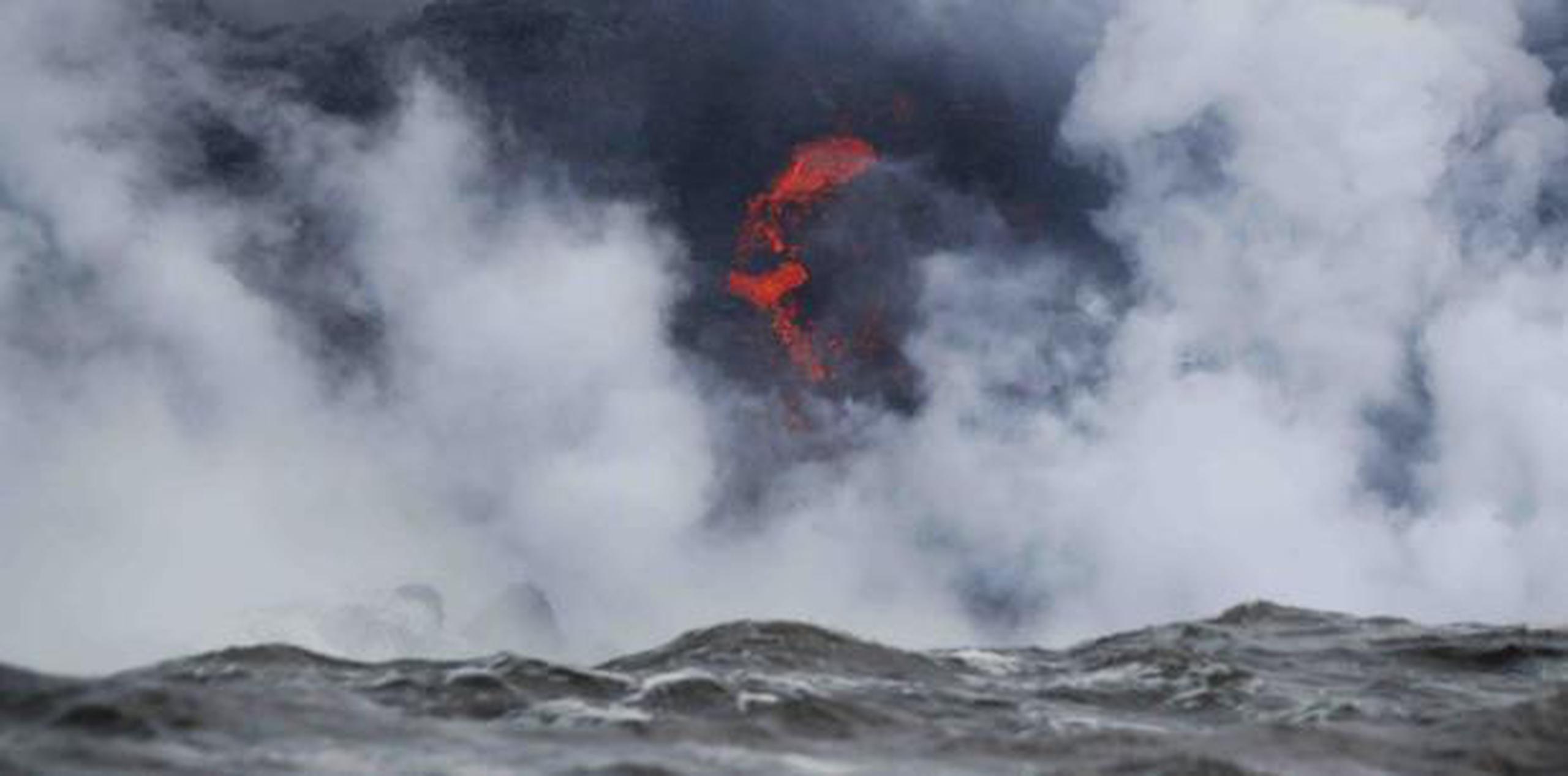 El Servicio Geológico de Estados Unidos dice que explosiones de distintos tamaños ocurren cuando la lava a 2,000 grados Fahrenheit ingresa al mar, cuya temperatura es mucho menor. (Archivo)