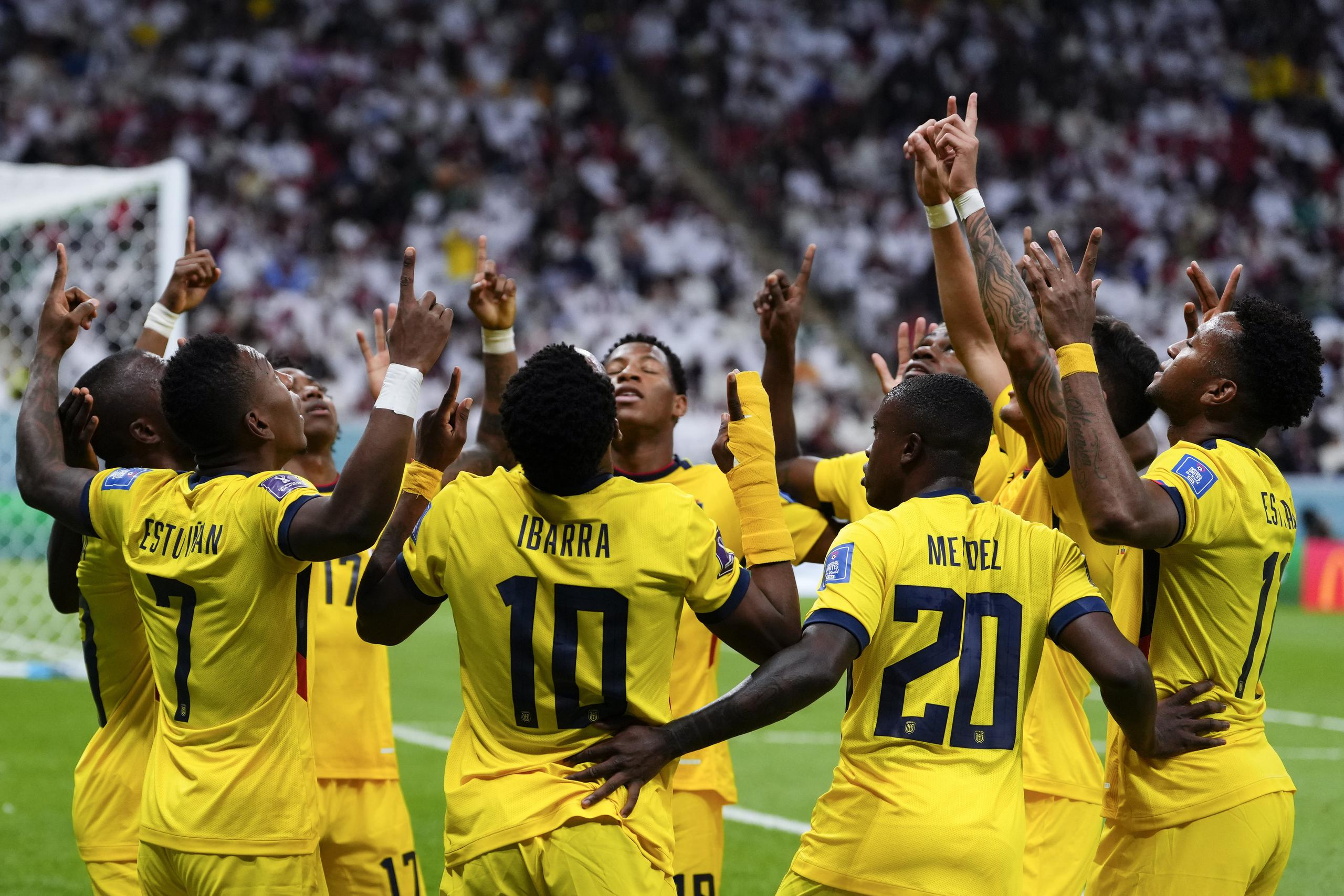 Los jugadores de Ecuador celebran después de que Enner Valencia anotó el primer gol de su equipo contra Qatar durante el partido inaugural de la Copa Mundial en el estadio Al Bayt en Al Khor, Qatar, el domingo 20 de noviembre de 2022. (AP Foto/Manu Fernández)