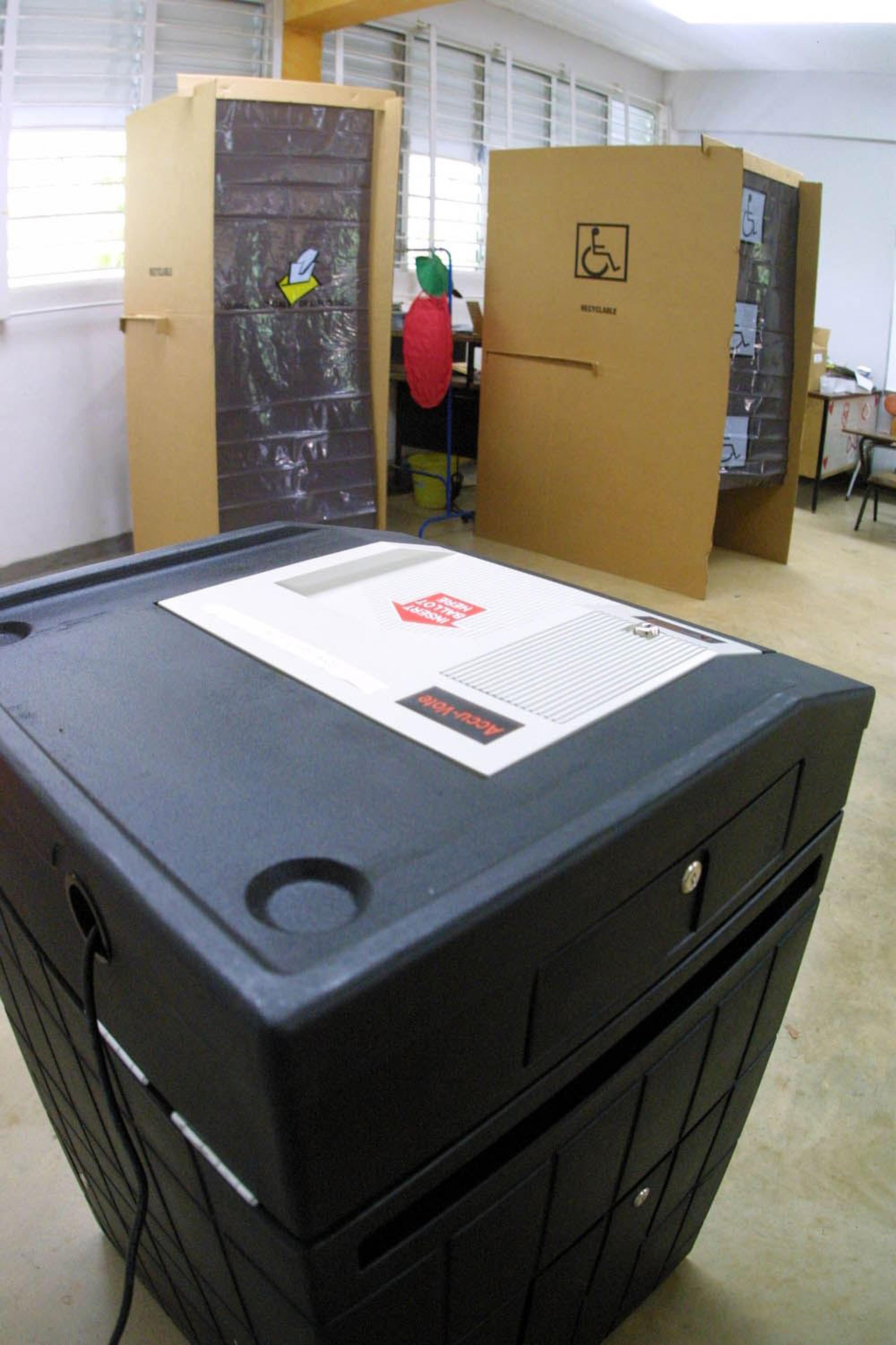 Con el nuevo proceso de escrutinio electrónico, el elector debe realizar un trámite en una pantalla para que la urna electrónica acepte la papeleta. (Archivo / GFR Media)