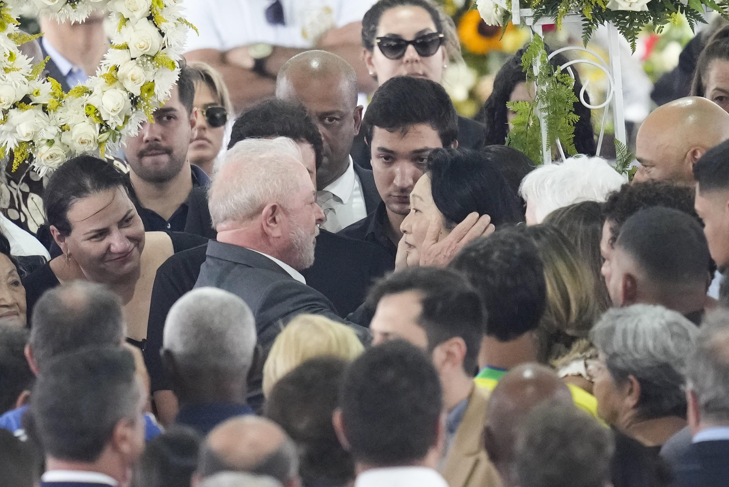 El presidente brasileño Luiz Inácio Lula da Silva expresa sus condolencias a Marcia Aoki, viuda de Pelé, durante el funeral en el estadio Vila Belmiro de Santos.