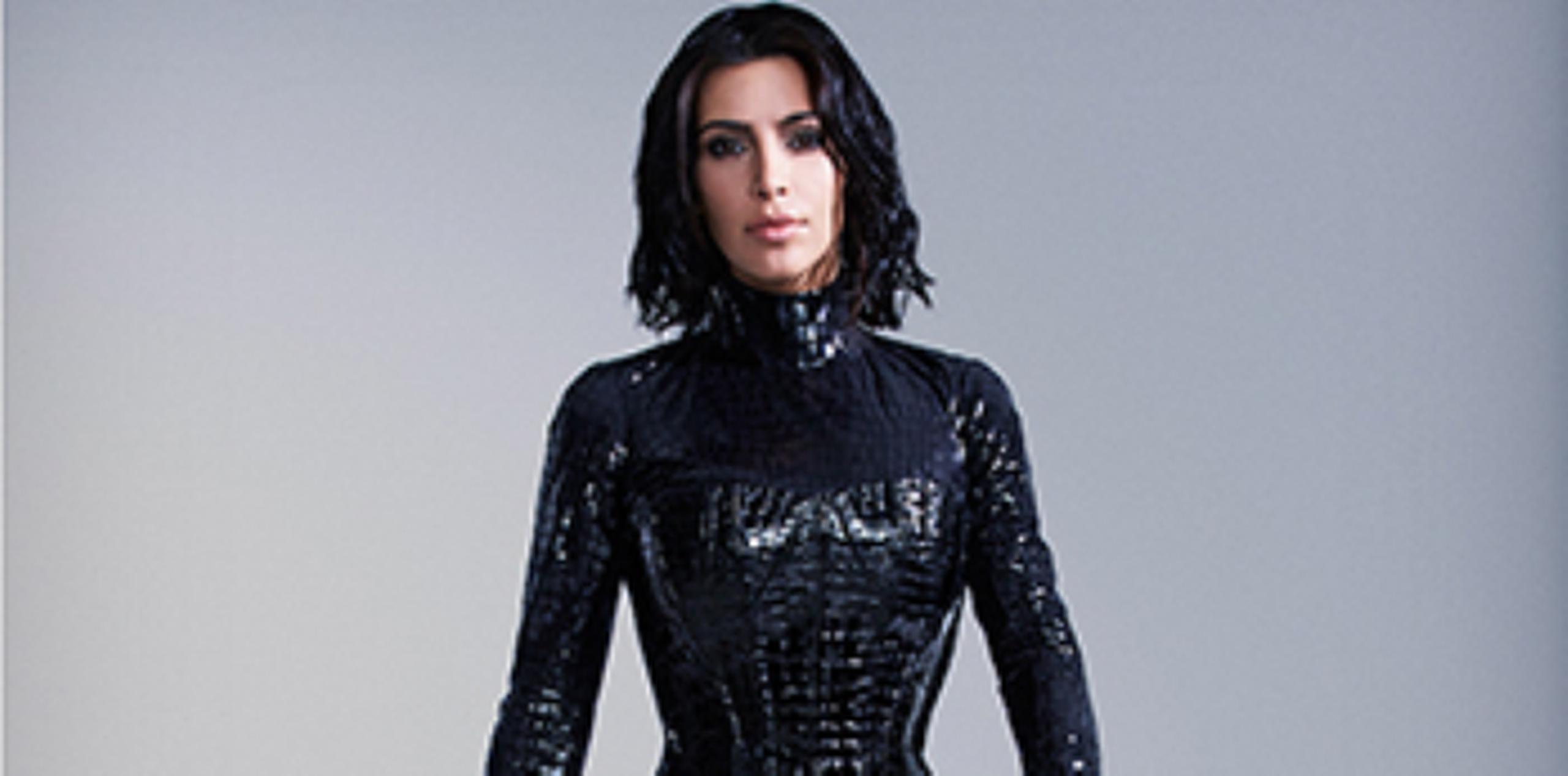 Kim Kardashian sale con diferentes atuendos en el anuncio.