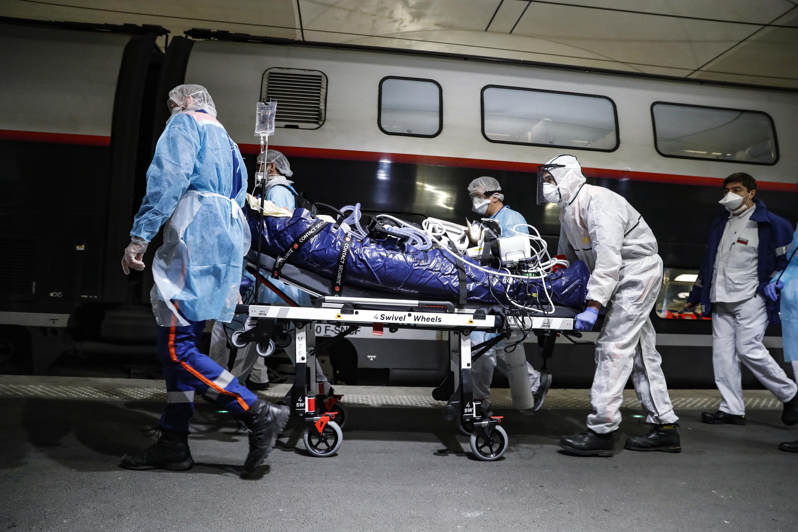 Un paciente de coronavirus es llevado a un tren en la estación de tren Gare d'Austerlitz en Paris, como parte de las estrategias del gobierno para mitigar la pandemia.