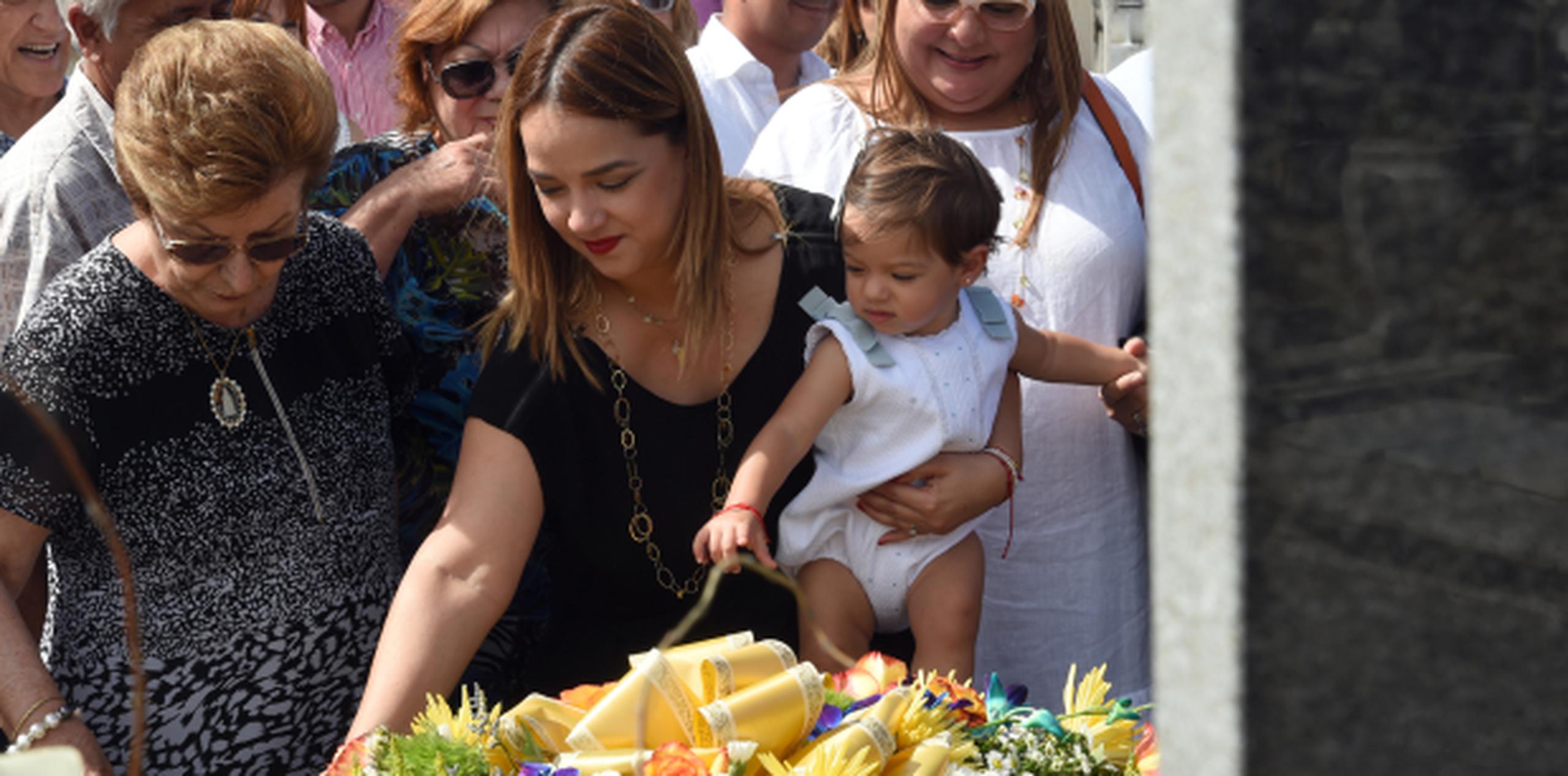 Adamari López y su familia participaron del acto en que se le otorgó al cementerio de Humacao el nombró de su padre, Luis Roldán López Rosario. (ANDRE.KANG@GFRMEDIA.COM)