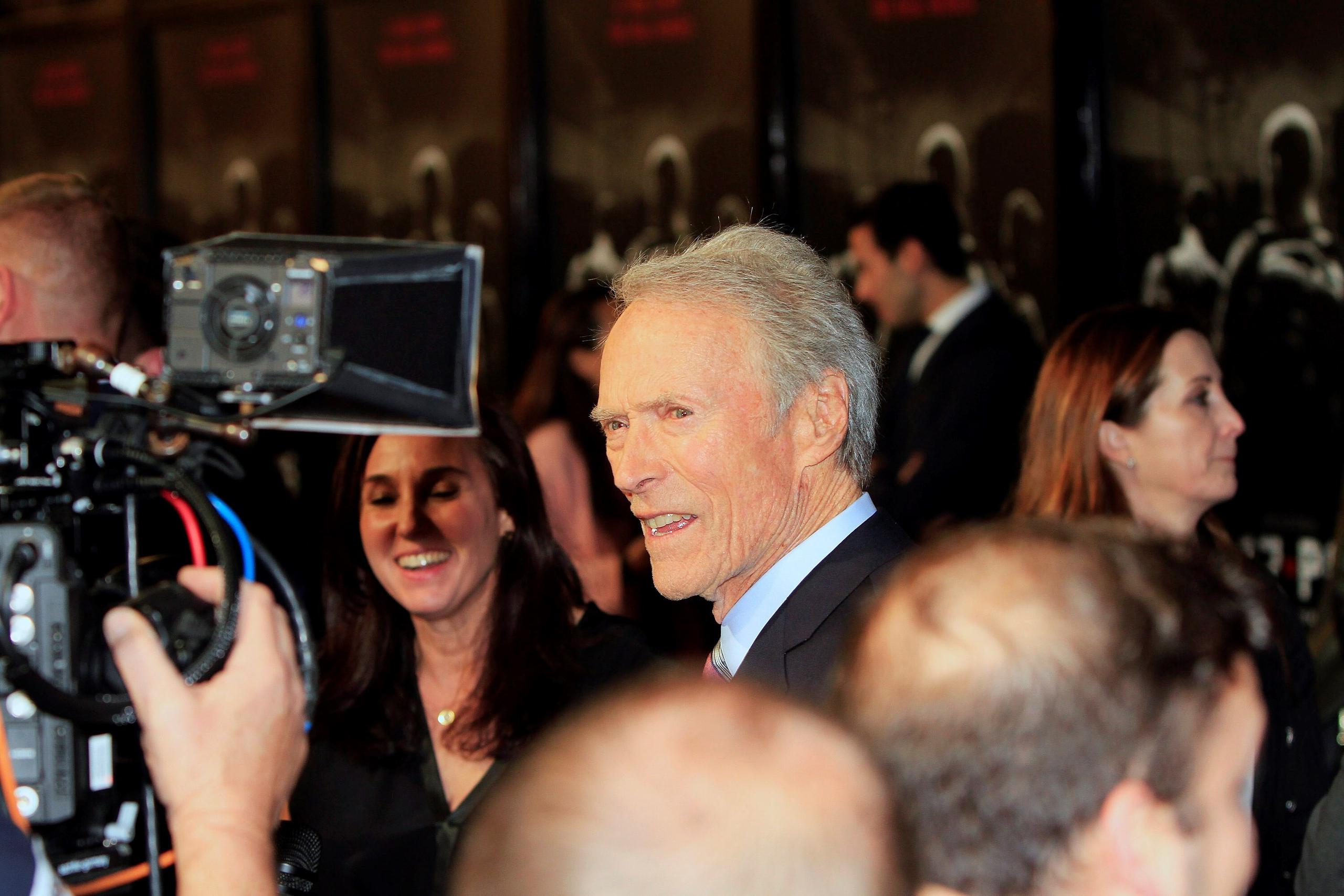 Fotografía de archivo donde aparece el actor y director estadounidense Clint Eastwood (c). EFE/ Nina Prommer
