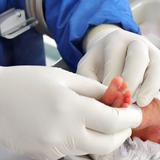 Bebé de siete meses sufre fractura craneal al caer de los brazos de su tío