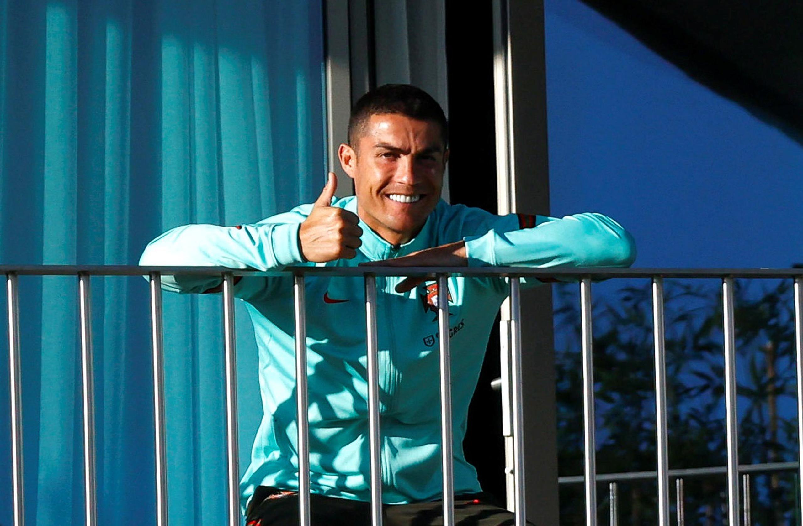 El delantero internacional portugués Cristiano Ronaldo sigue este martes el entrenamiento de Portugal desde la terraza de la habitación donde está confinado.