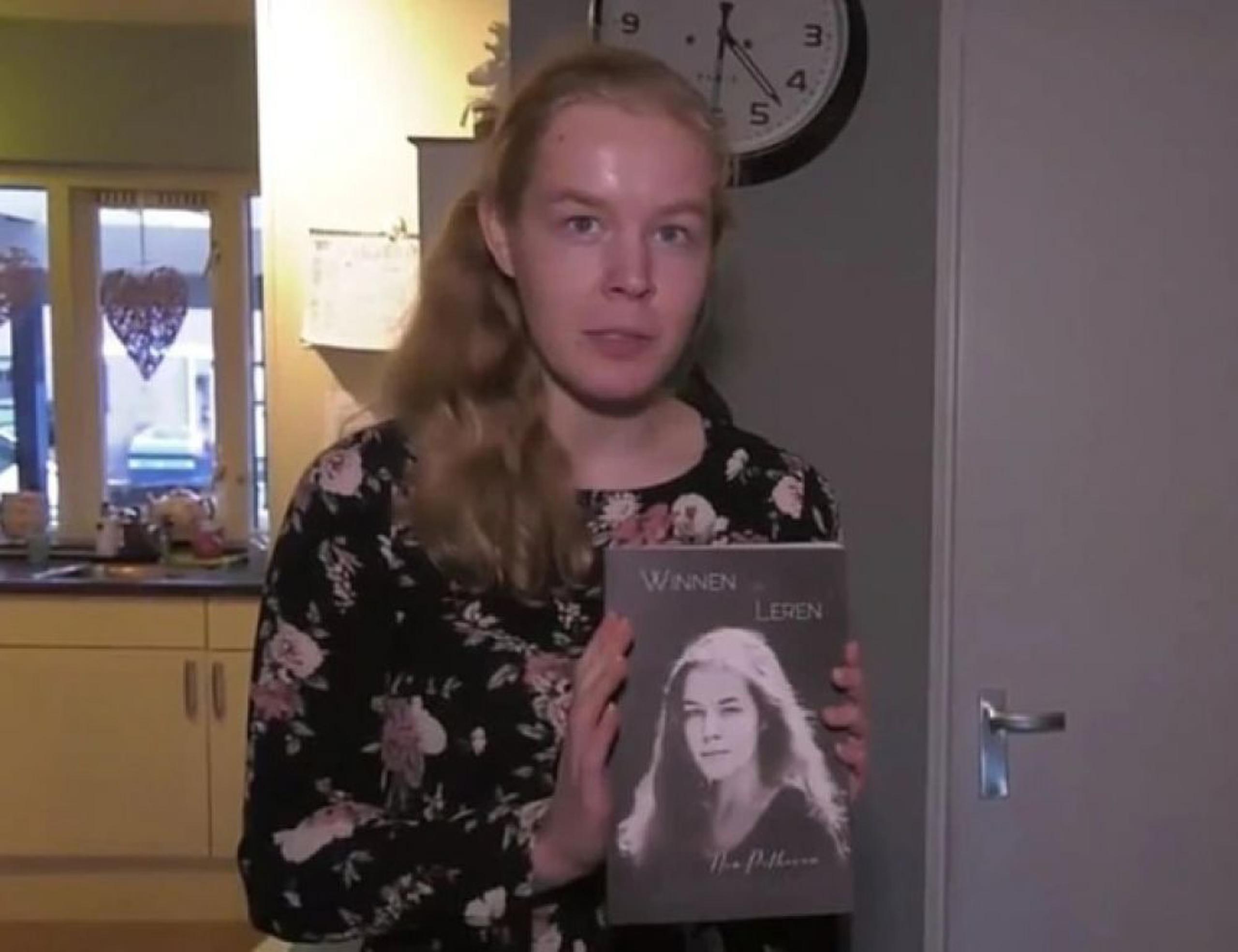La joven publicó una autobiografía en la que narró los traumas que la llevaron a tomar su decisión. (Facebook)