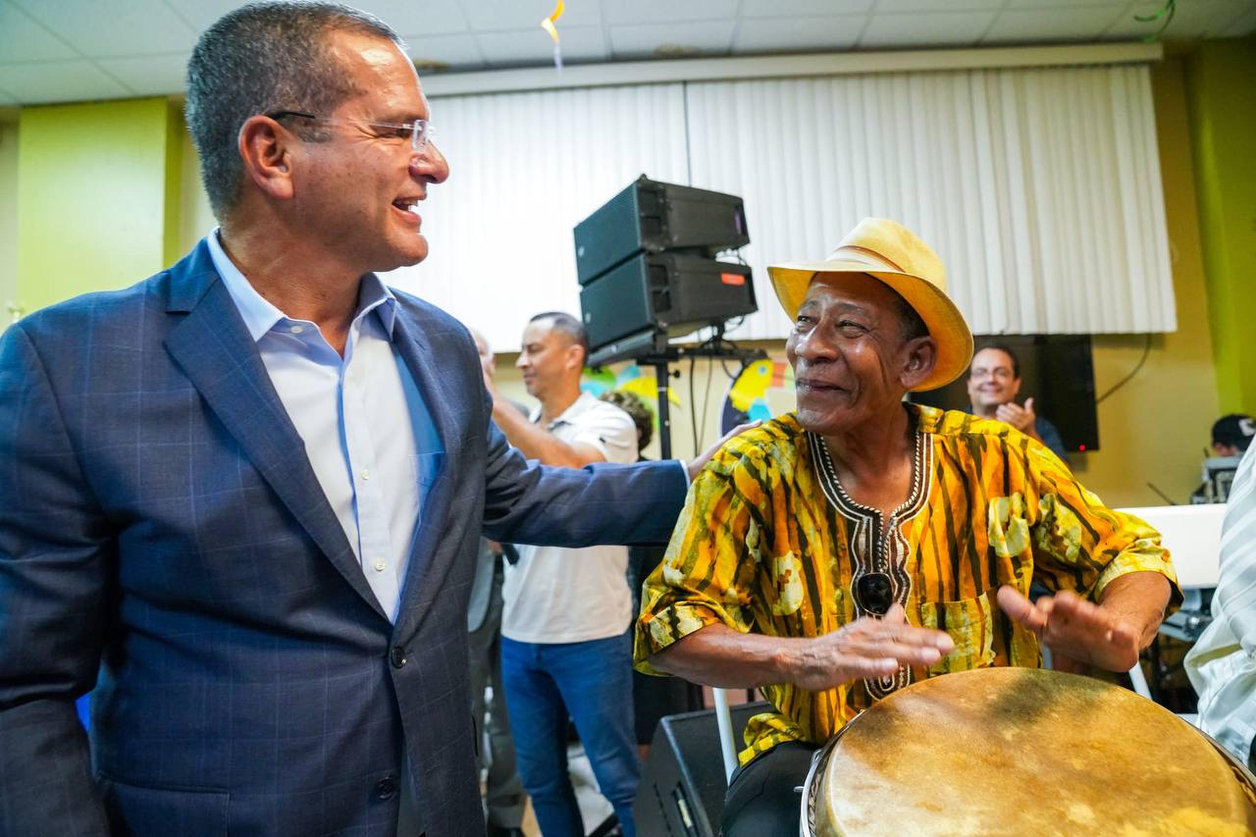 El gobernador Pedro R. Pierluisi saluda a un músico de la agrupación de los Hermanos Cepeda, durante una actividad de adultos mayores en Bayamón.