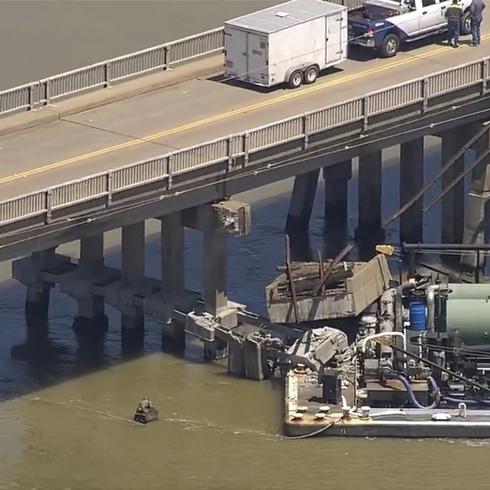 Así quedó el puente de Texas impactado hoy por una barcaza