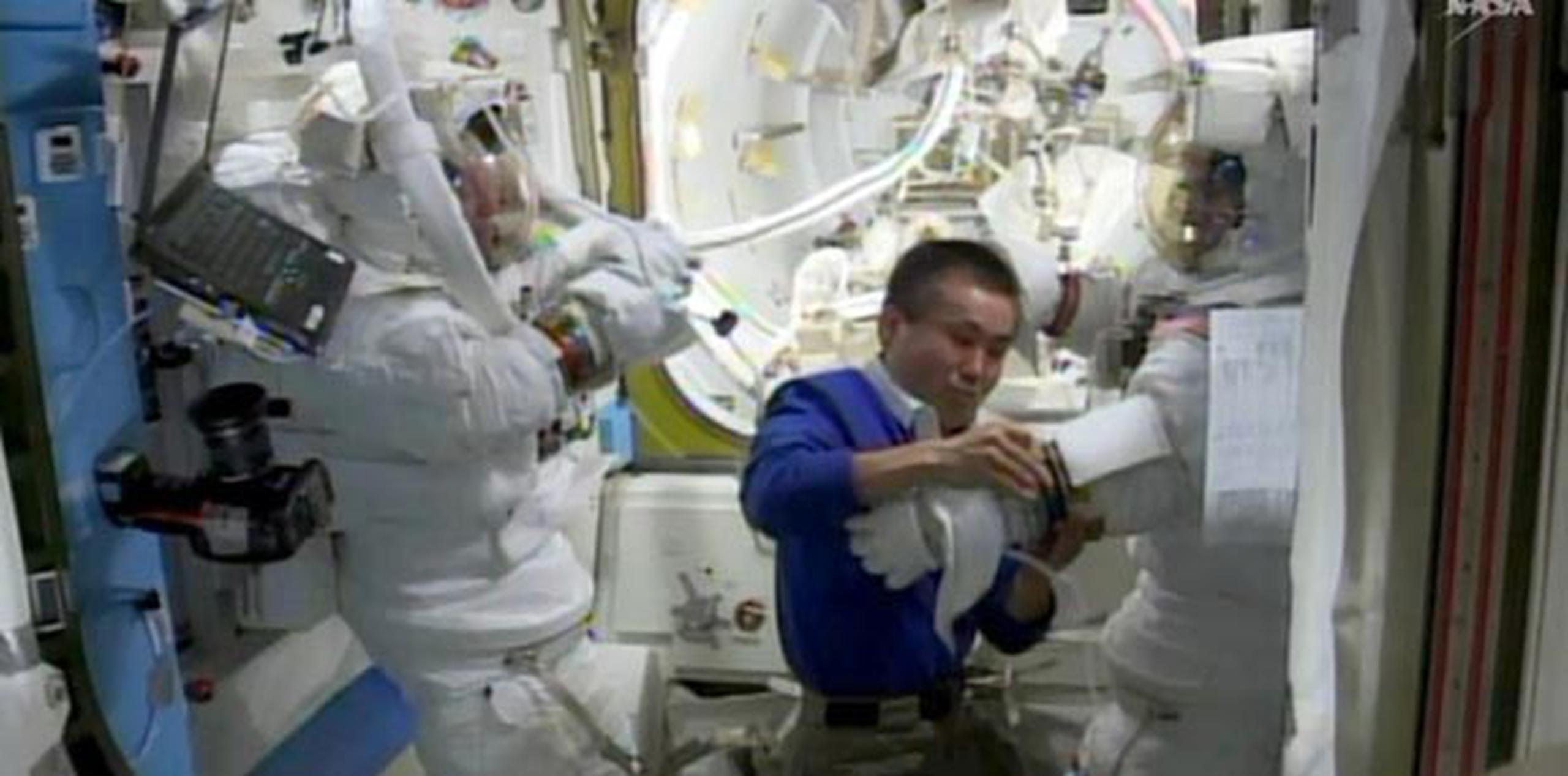 Los dos estadounidenses a bordo, Rick Mastracchio (a la izquierda) y Steven Swanson, realizaron el trabajo. (AFP / NASA TV)